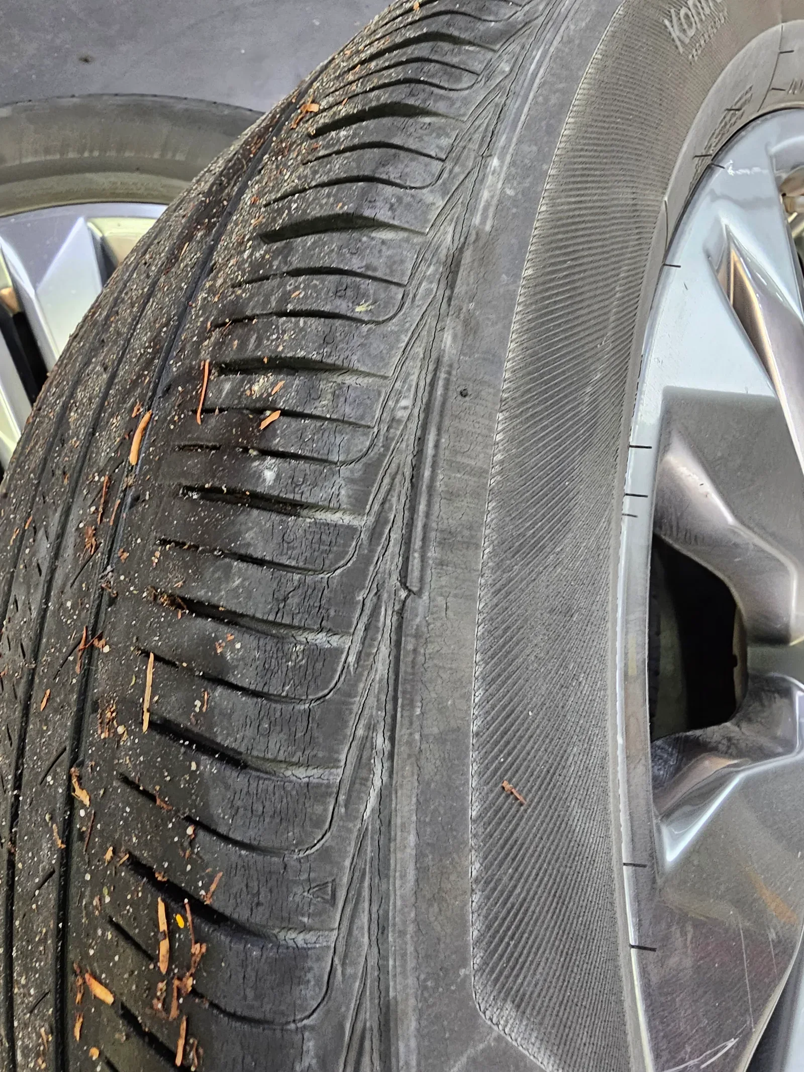 기아 모하비 265/50R20 홈 바닥에 잔금이 간 접지면