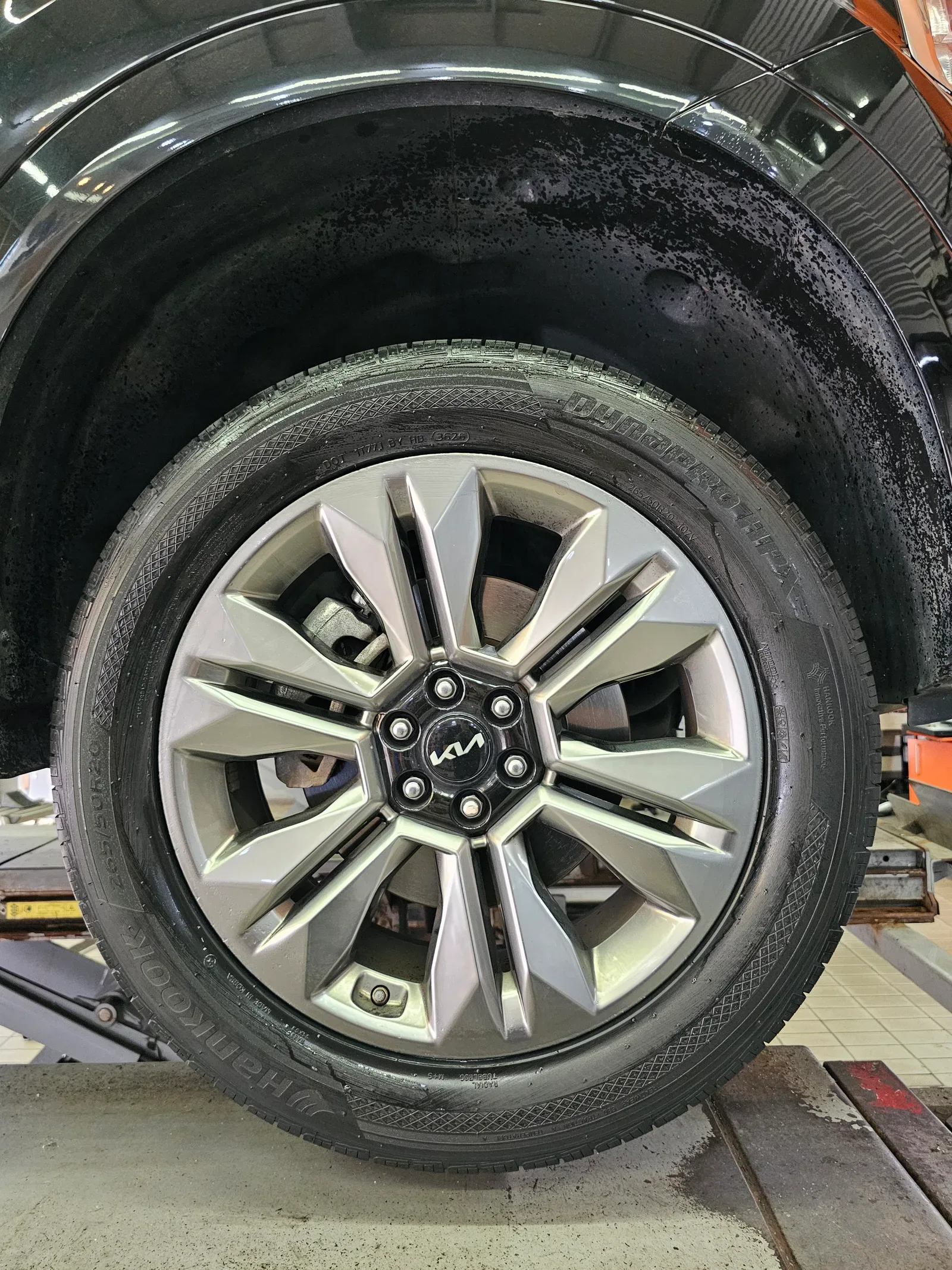 기아 모하비 265/50R20 장착 마친 앞바퀴 근접