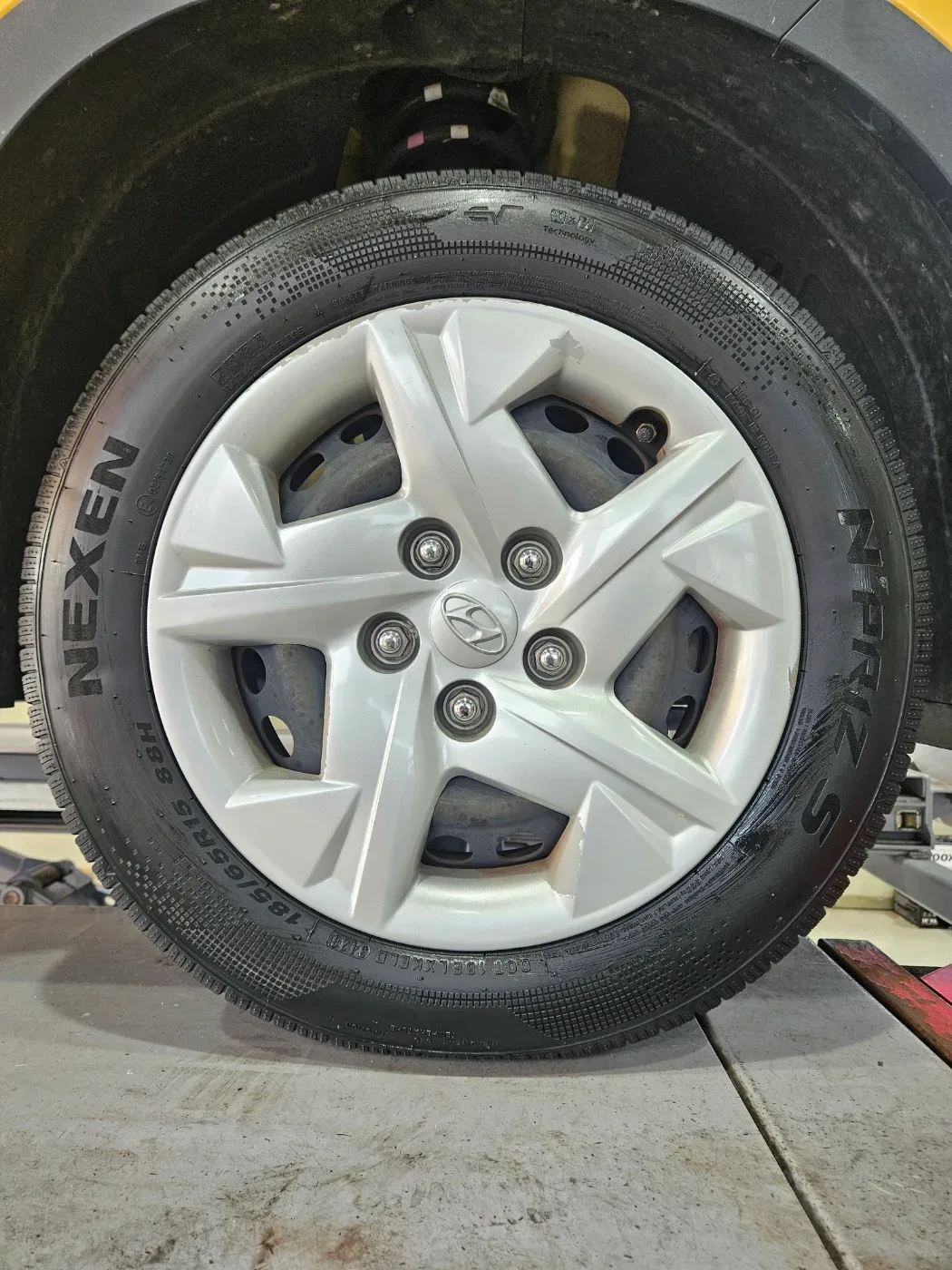 현대 베뉴 185/65R15 장착을 마친 앞바퀴 휠캡