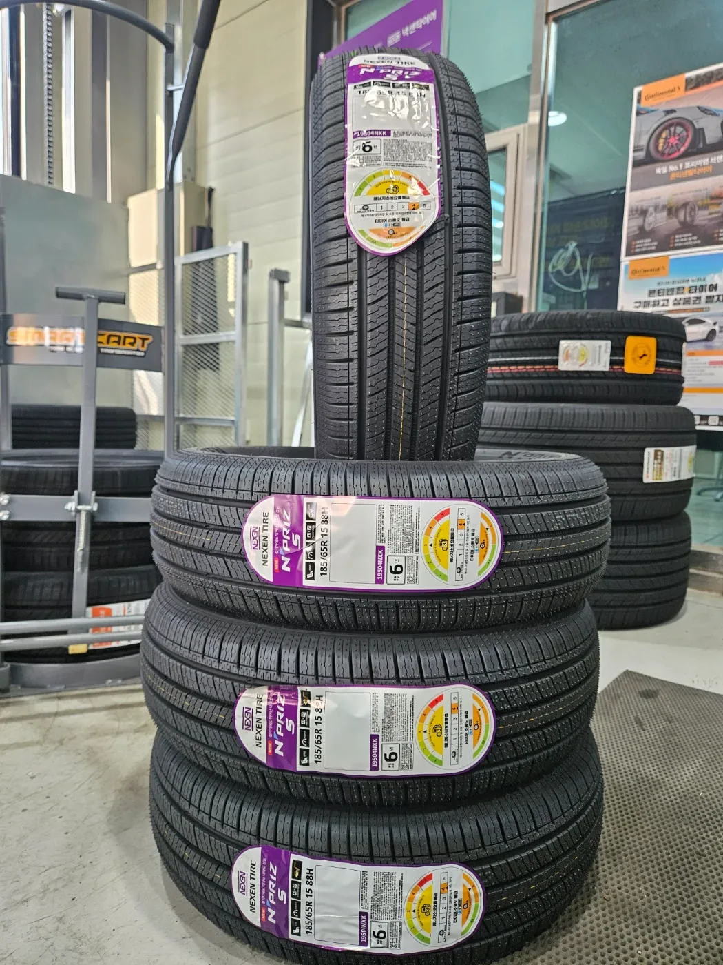 현대 베뉴 185/65R15 새 타이어 4본 쌓아 놓은 모습