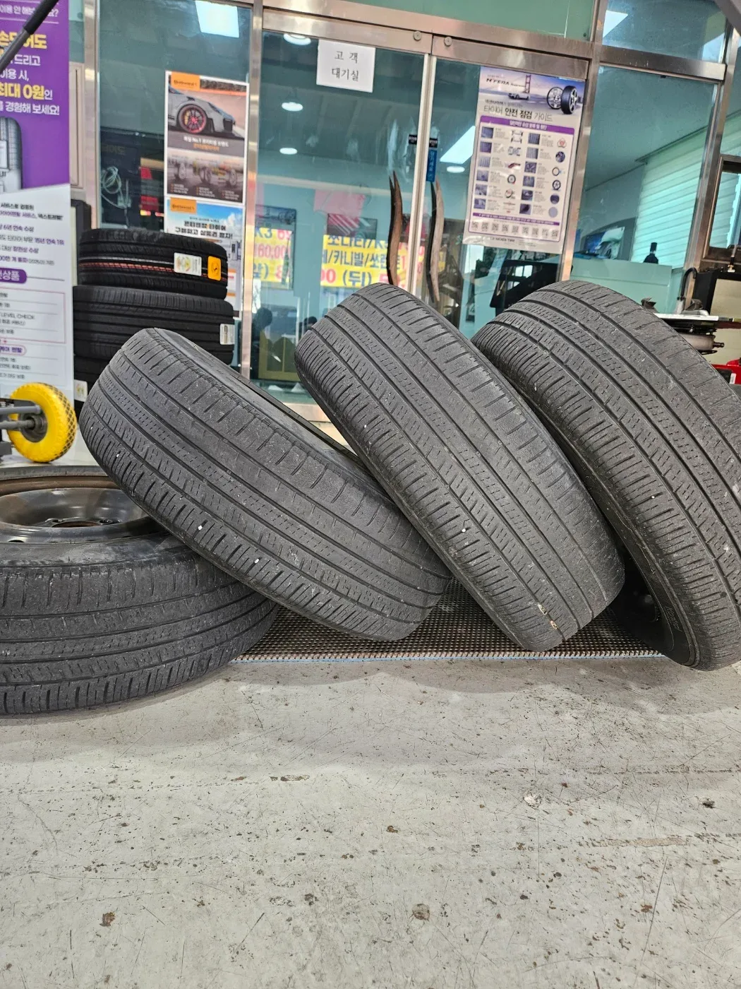 현대 베뉴 185/65R15 빼낸 타이어 4본 세워 놓은 모습