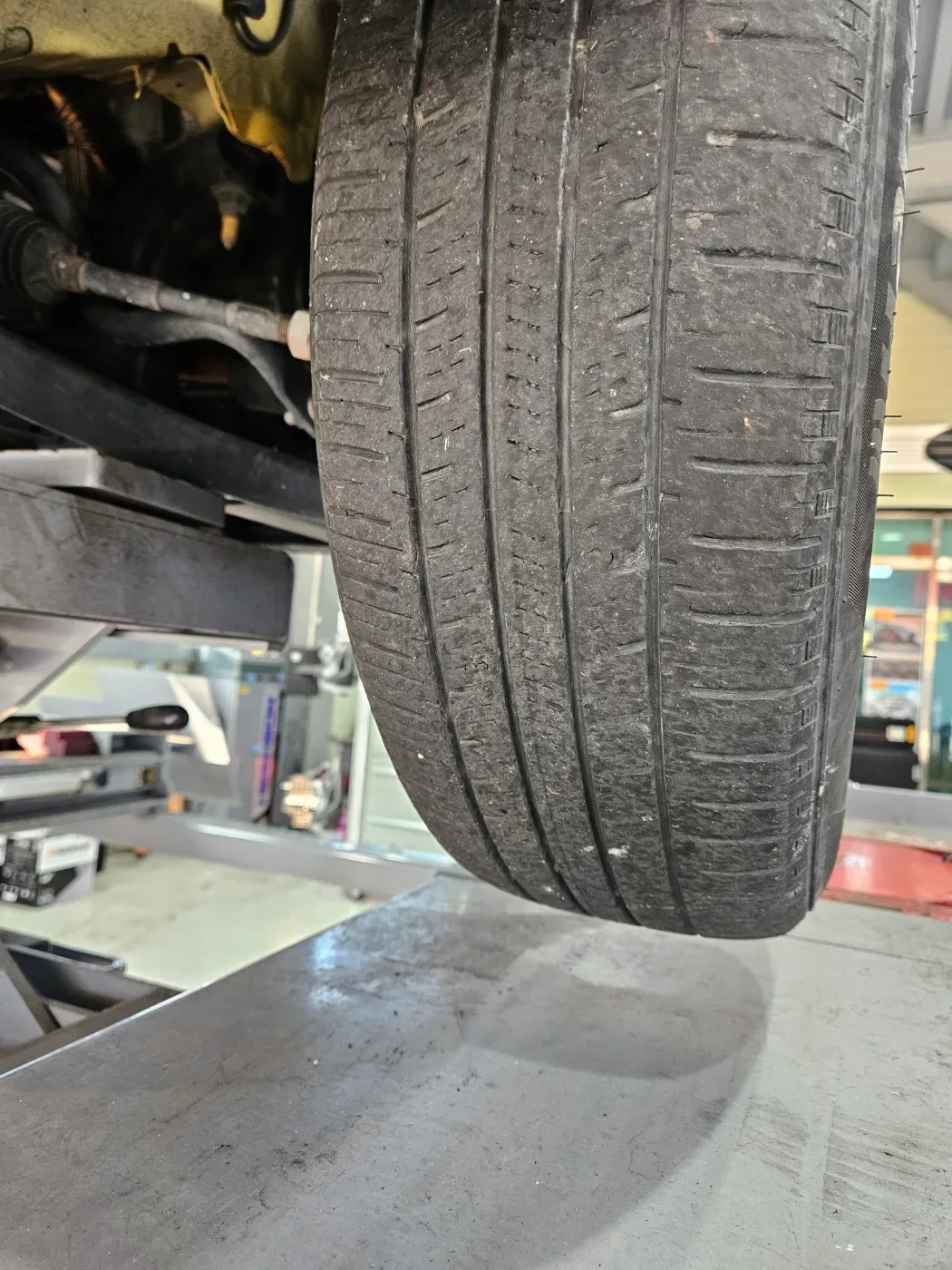 현대 베뉴 185/65R15 차 아래에서 본 기존 타이어 옆면