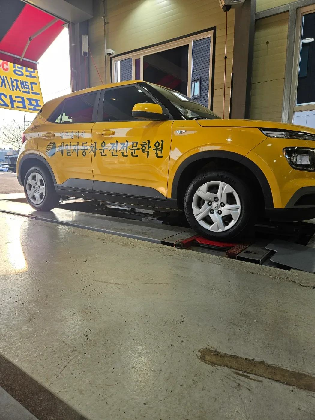 현대 베뉴 185/65R15 작업을 마친 베뉴 옆모습