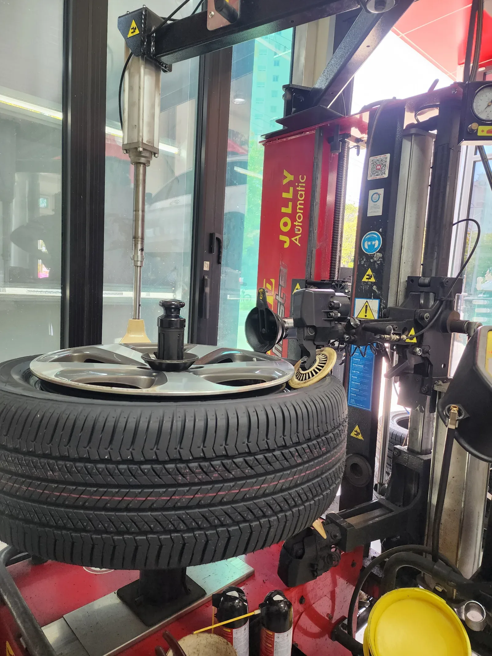 벤츠 GLC 235/55R19 휠에 새 타이어를 장착하는 탈착기