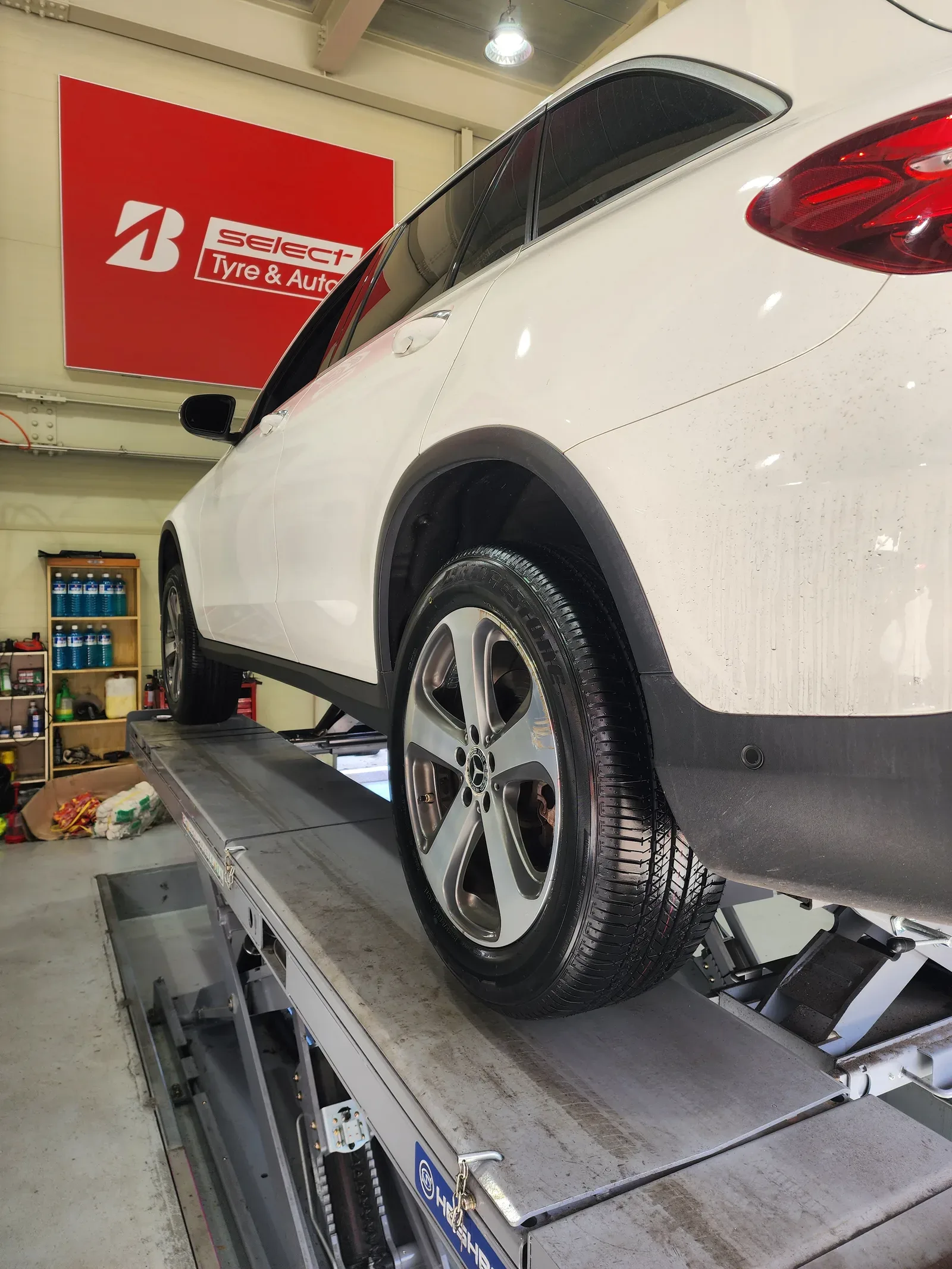 벤츠 GLC 235/55R19 리프트에 올린 GLC 옆모습