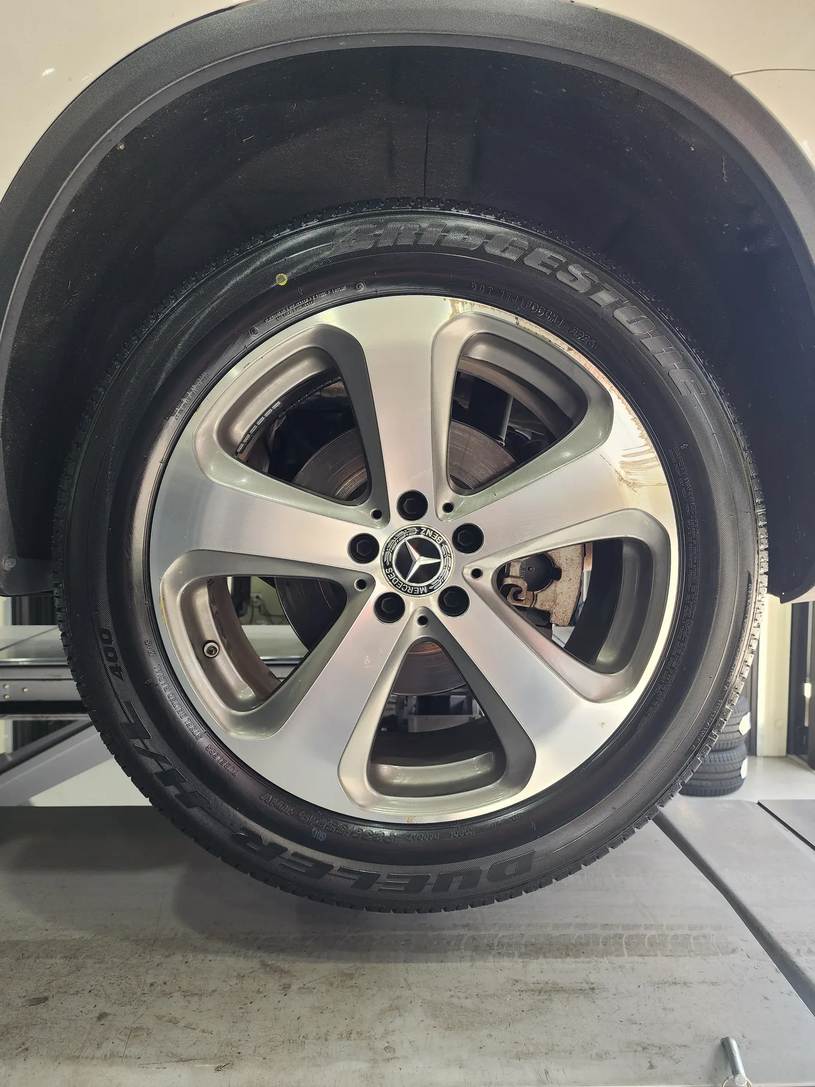벤츠 GLC 235/55R19 장착을 마친 19인치 앞바퀴