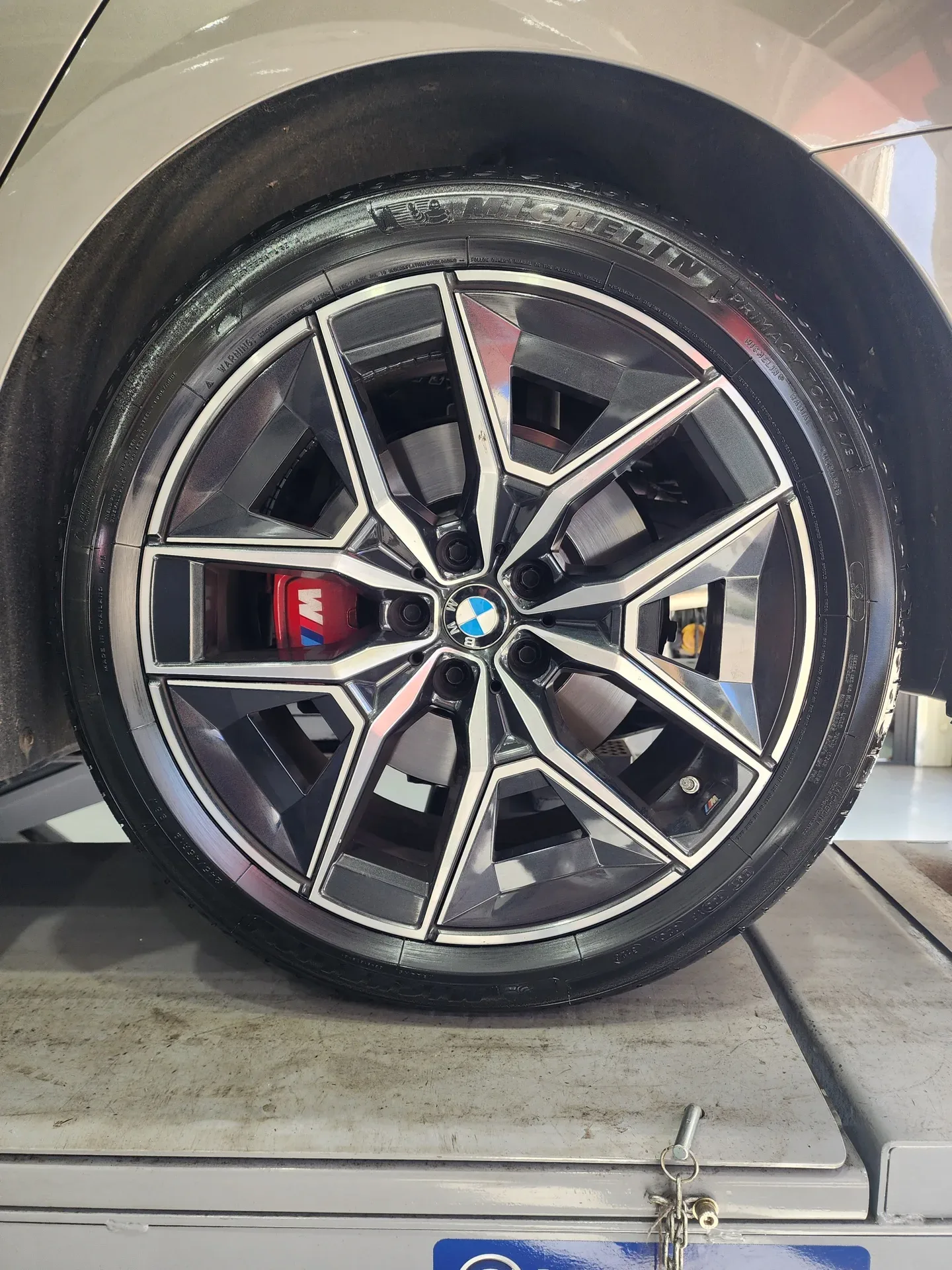 BMW 5시리즈 245/45R19 BMW 5시리즈 19인치 휠과 교체 전 타이어