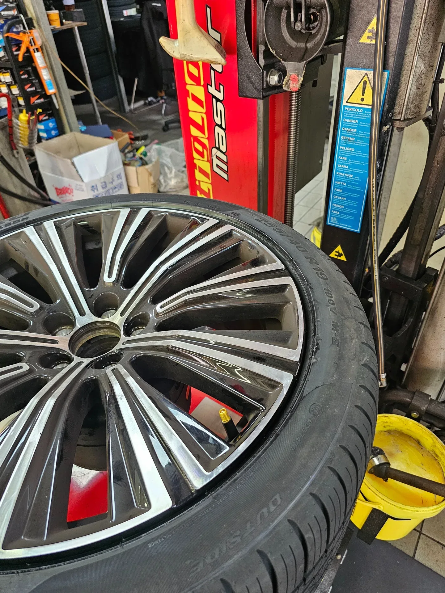 볼보 S90 255/40R19 탈착기에 올린 S90 19인치 휠