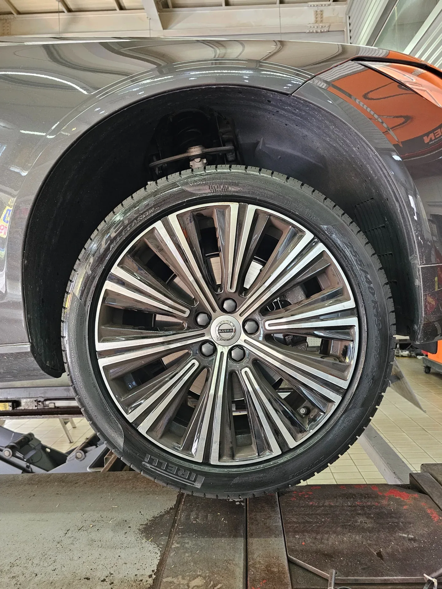 볼보 S90 255/40R19 장착을 마친 S90 뒷바퀴