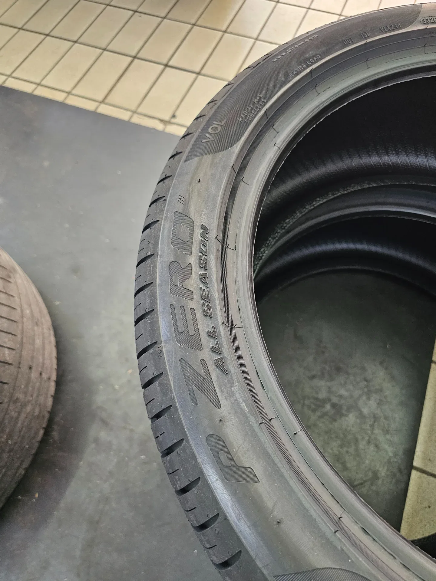 볼보 S90 255/40R19 피제로 올시즌 옆면 각인
