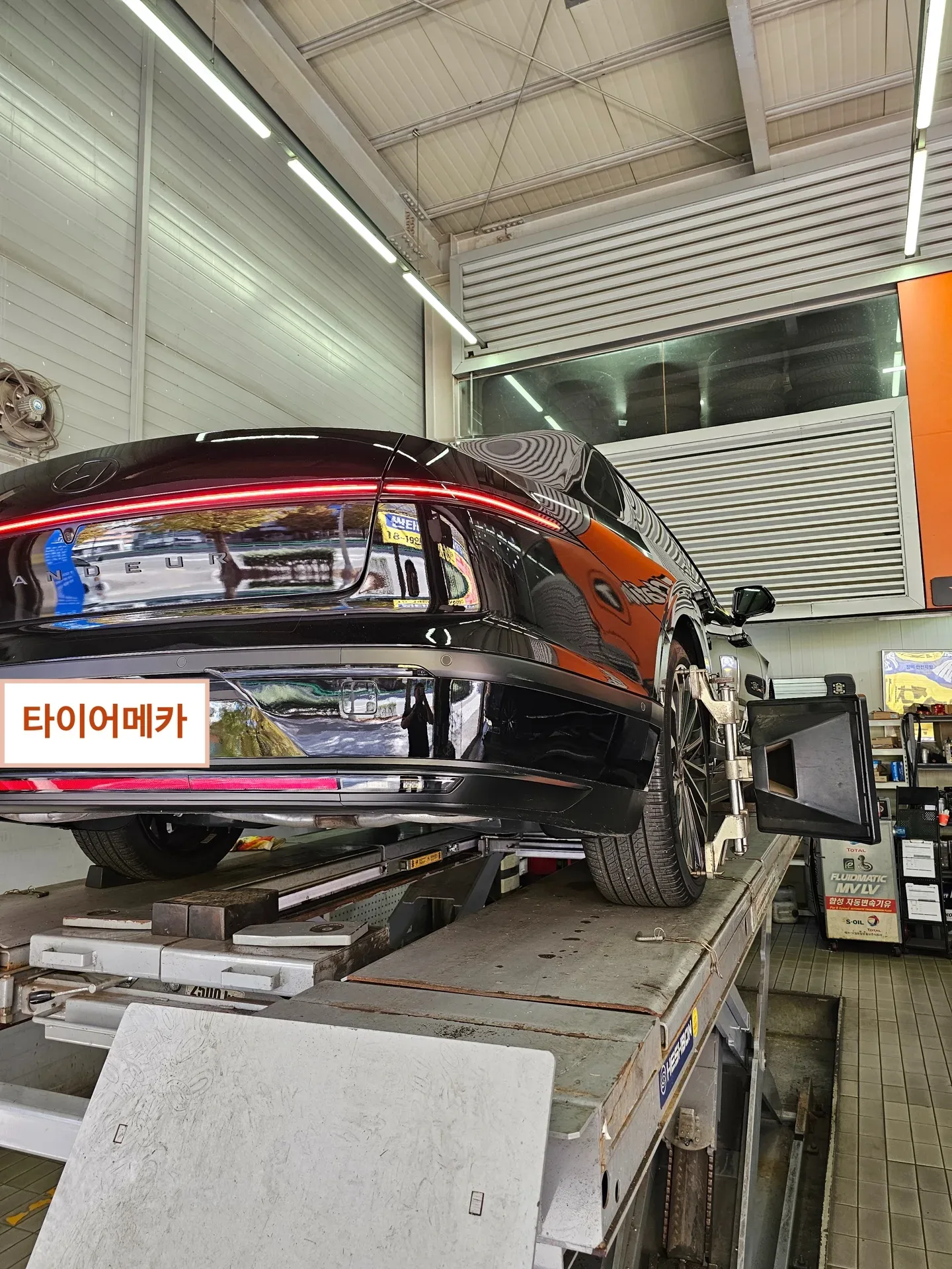 현대 그랜저 GN7 245/40R20 리프트에 올린 그랜저 GN7 뒷모습
