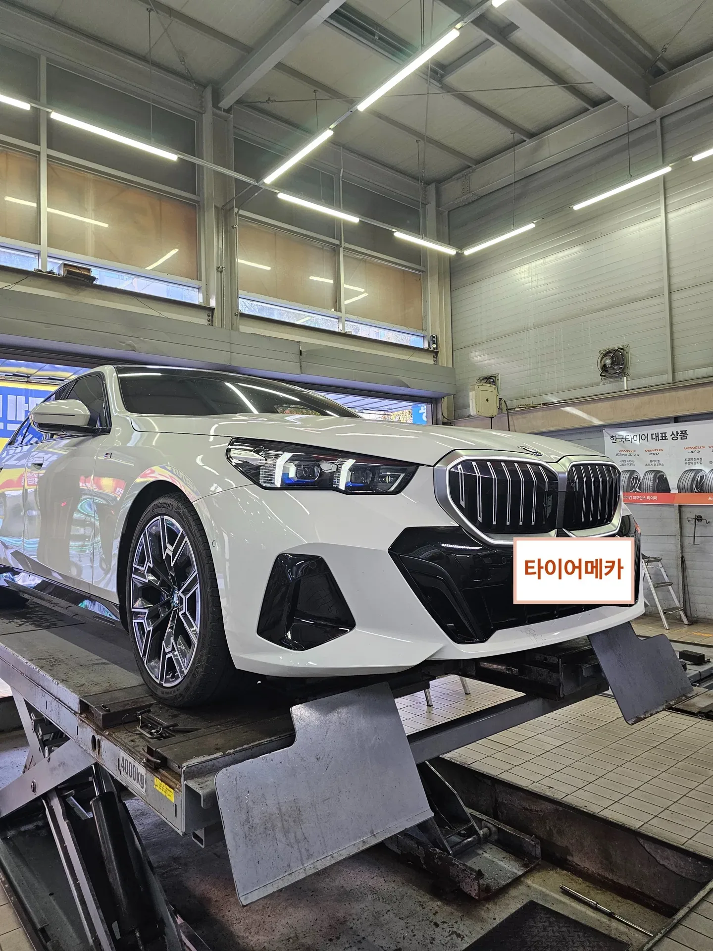 BMW 530e 245/40R20 리프트에 올린 BMW 530e 정면