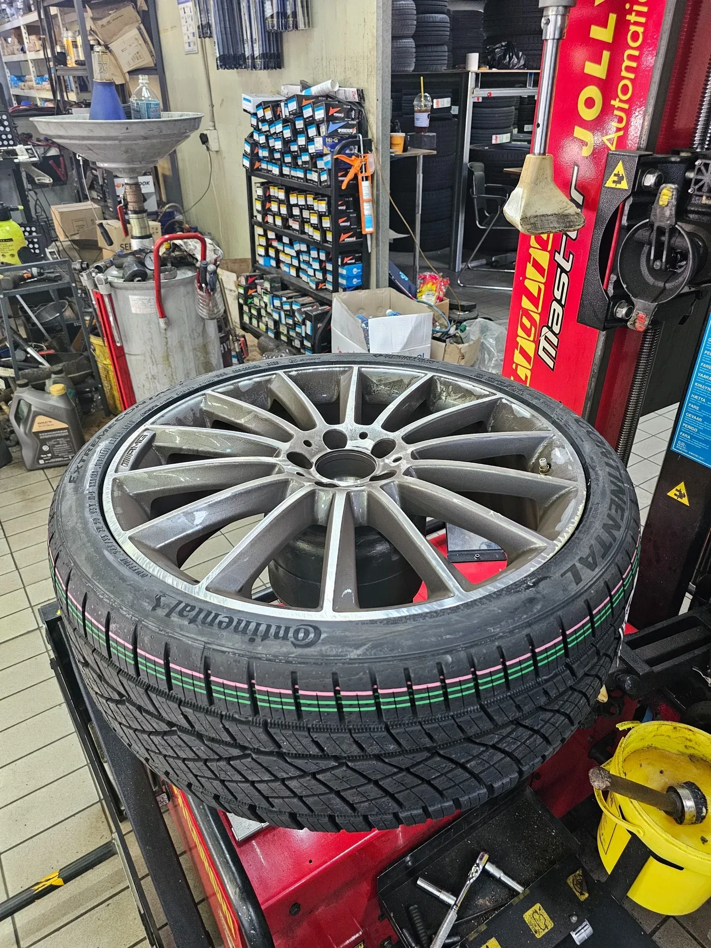 벤츠 E클래스 245/35R20 탈착기에 올린 20인치 휠과 DWS06 PLUS