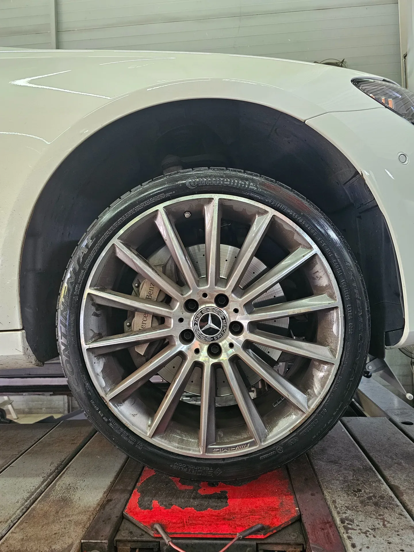 벤츠 E클래스 245/35R20 장착을 마친 E클래스 앞바퀴