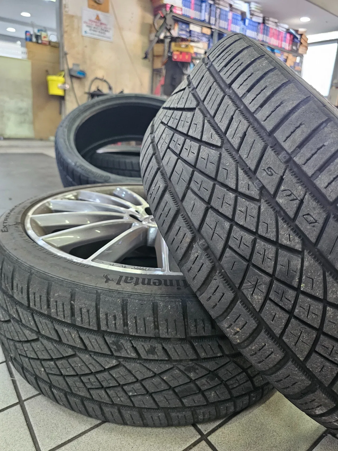벤츠 E클래스 245/35R20 빼낸 E클래스 20인치 타이어와 새 타이어