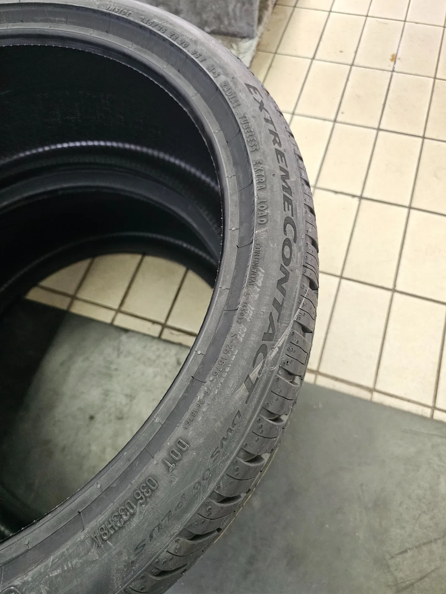 벤츠 E클래스 245/35R20 익스트림콘택 DWS06 PLUS 옆면 각인