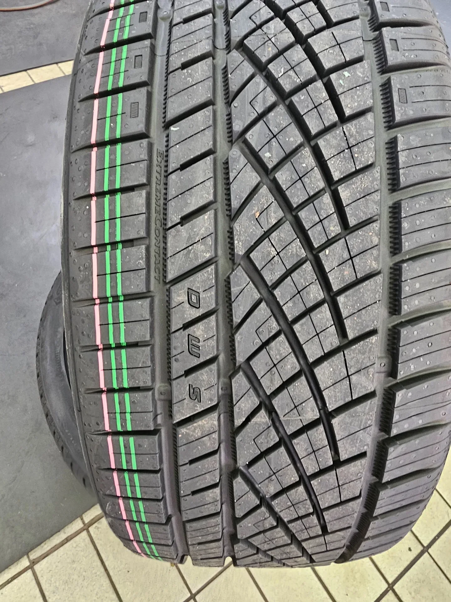 벤츠 E클래스 245/35R20 접지면에 새겨진 D·W·S 글자