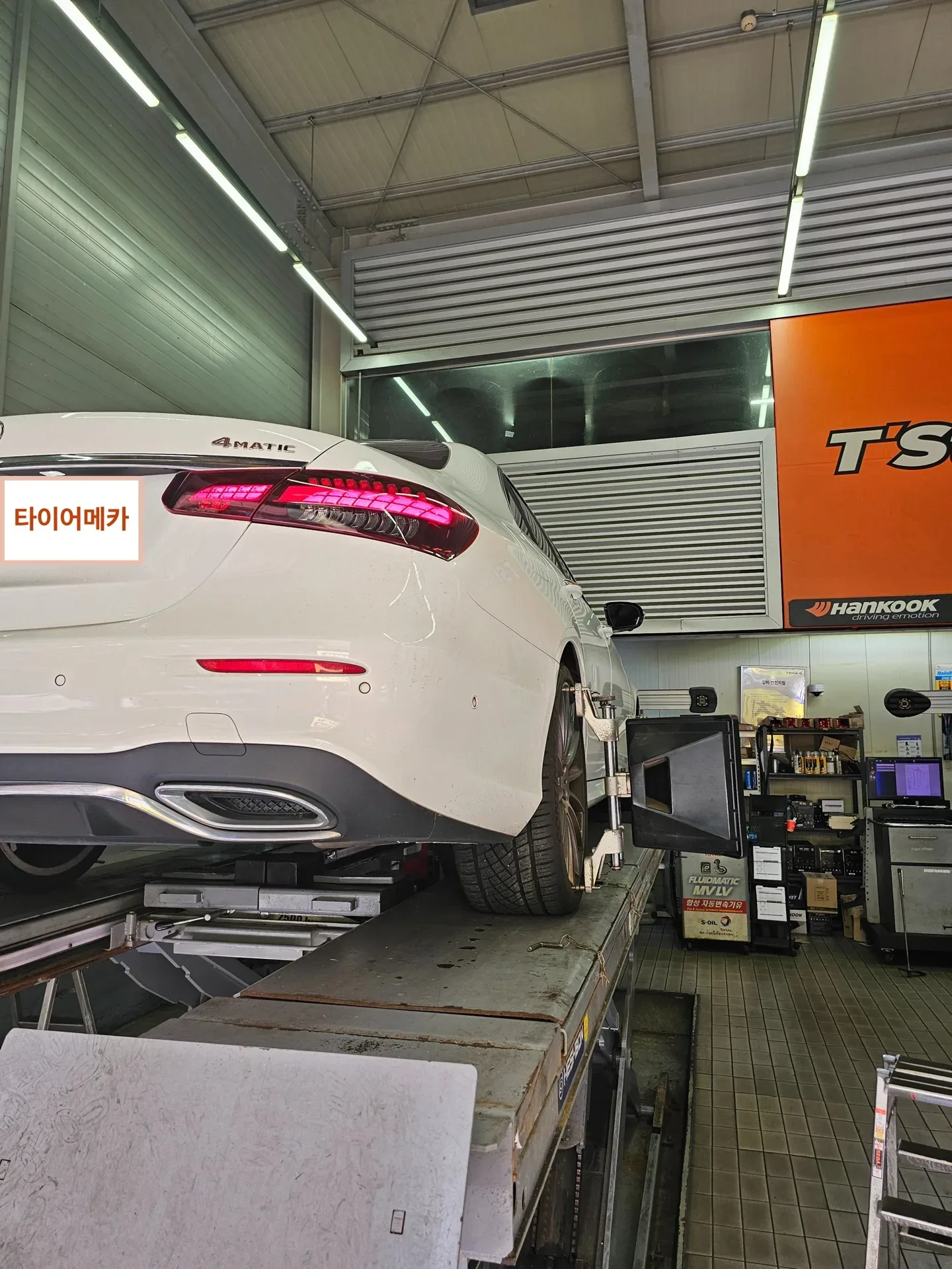 벤츠 E클래스 245/35R20 리프트에 올린 벤츠 E클래스 4MATIC 뒷모습