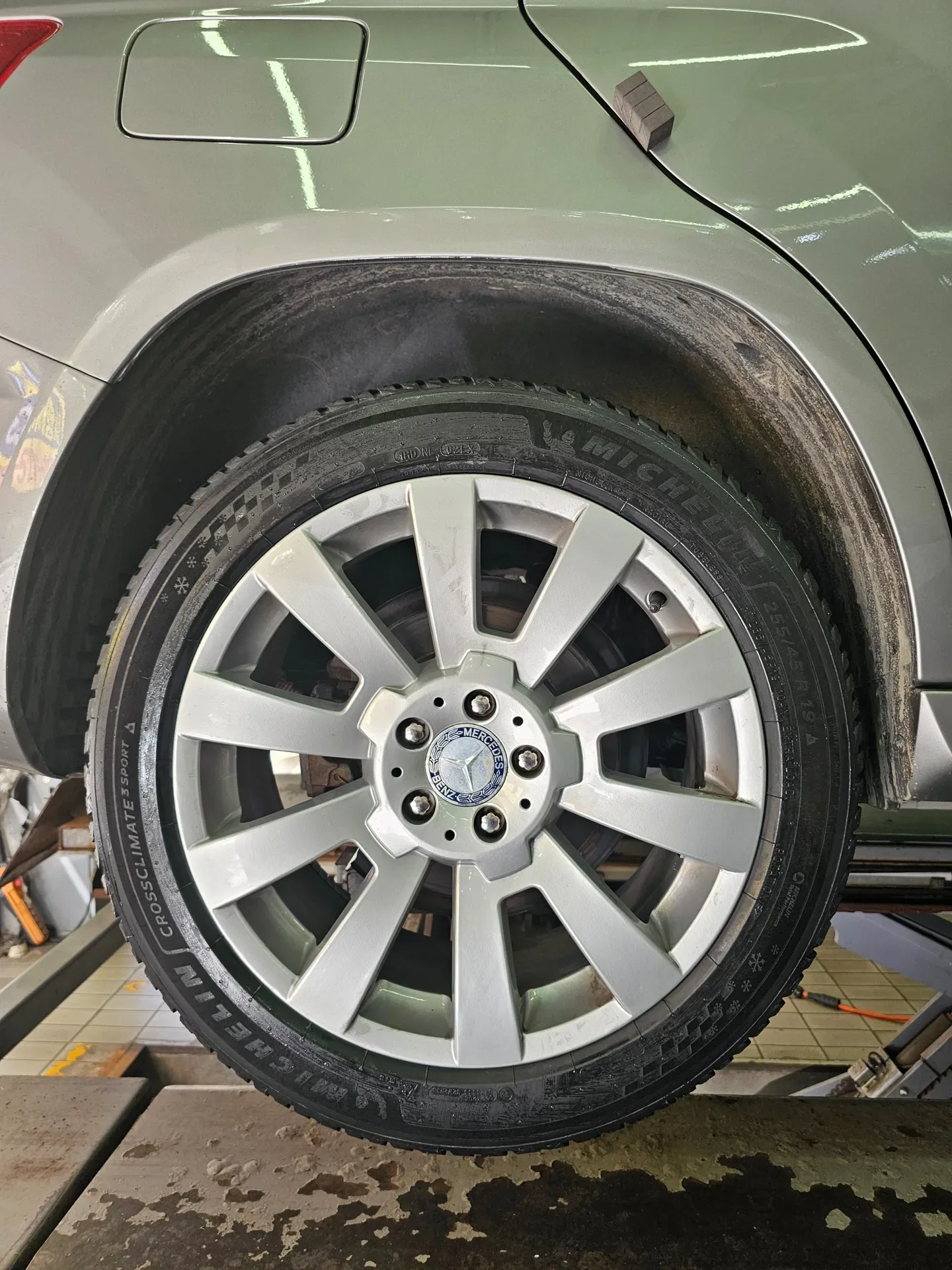 벤츠 GLK 235/50R19 · 255/45R19 장착을 마친 GLK 뒷바퀴