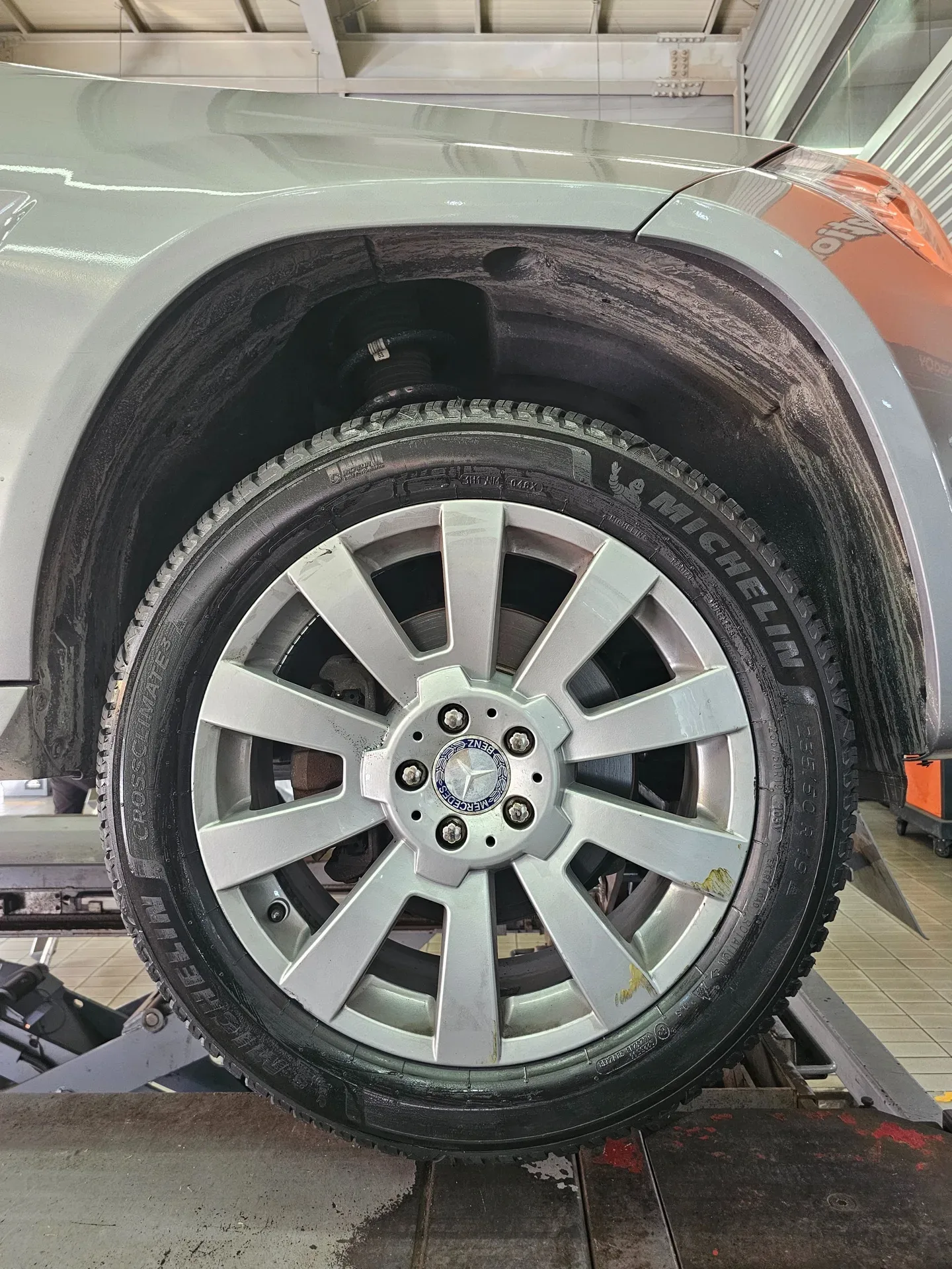 벤츠 GLK 235/50R19 · 255/45R19 장착을 마친 GLK 앞바퀴