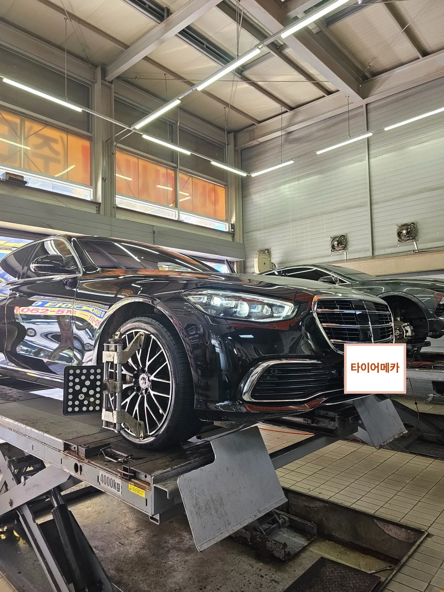 벤츠 S클래스 W223 255/40R20 얼라인먼트 표적판을 단 벤츠 S클래스
