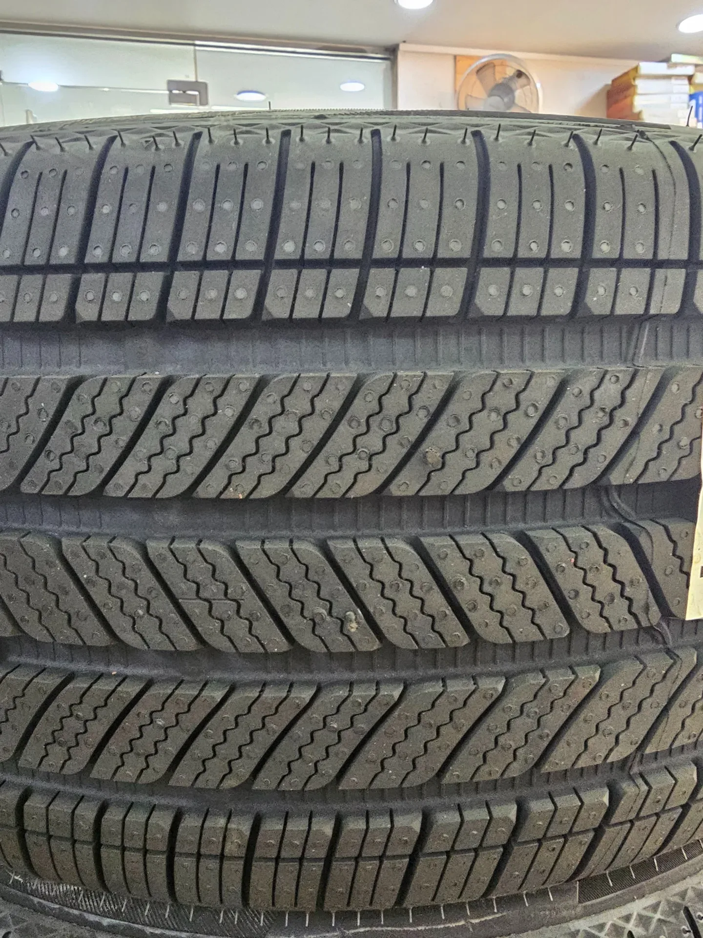 벤츠 S클래스 W223 255/40R20 투란자 EV 접지면 무늬