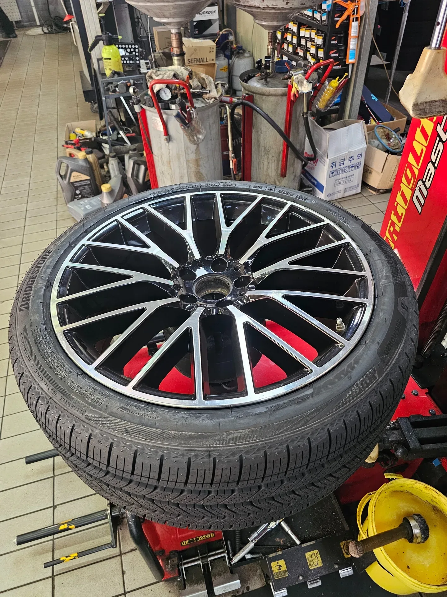 벤츠 S클래스 W223 255/40R20 탈착기에 올린 S클래스 20인치 휠과 투란자 EV