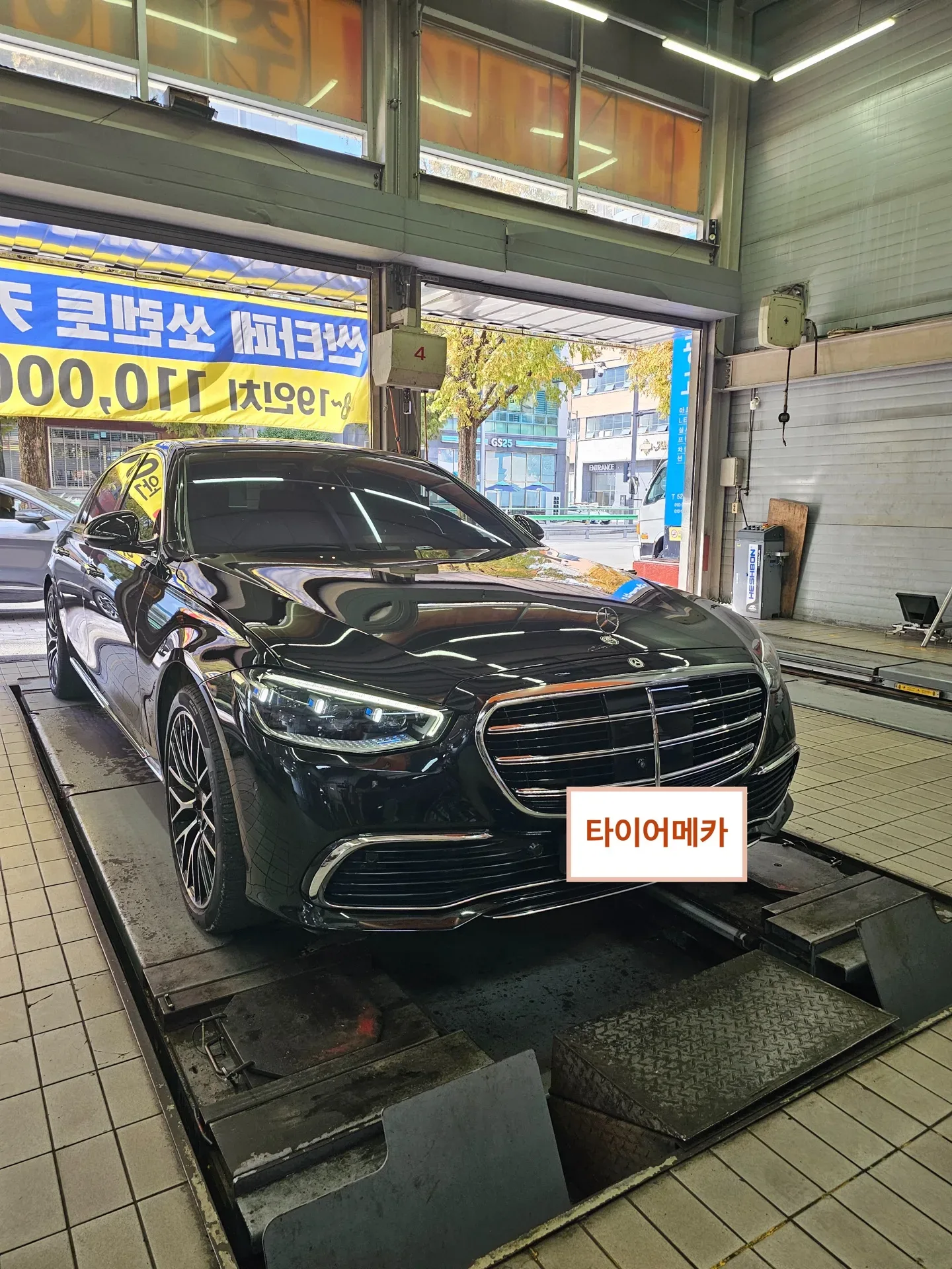벤츠 S클래스 W223 255/40R20 작업장에 들어온 벤츠 S클래스 W223 정면