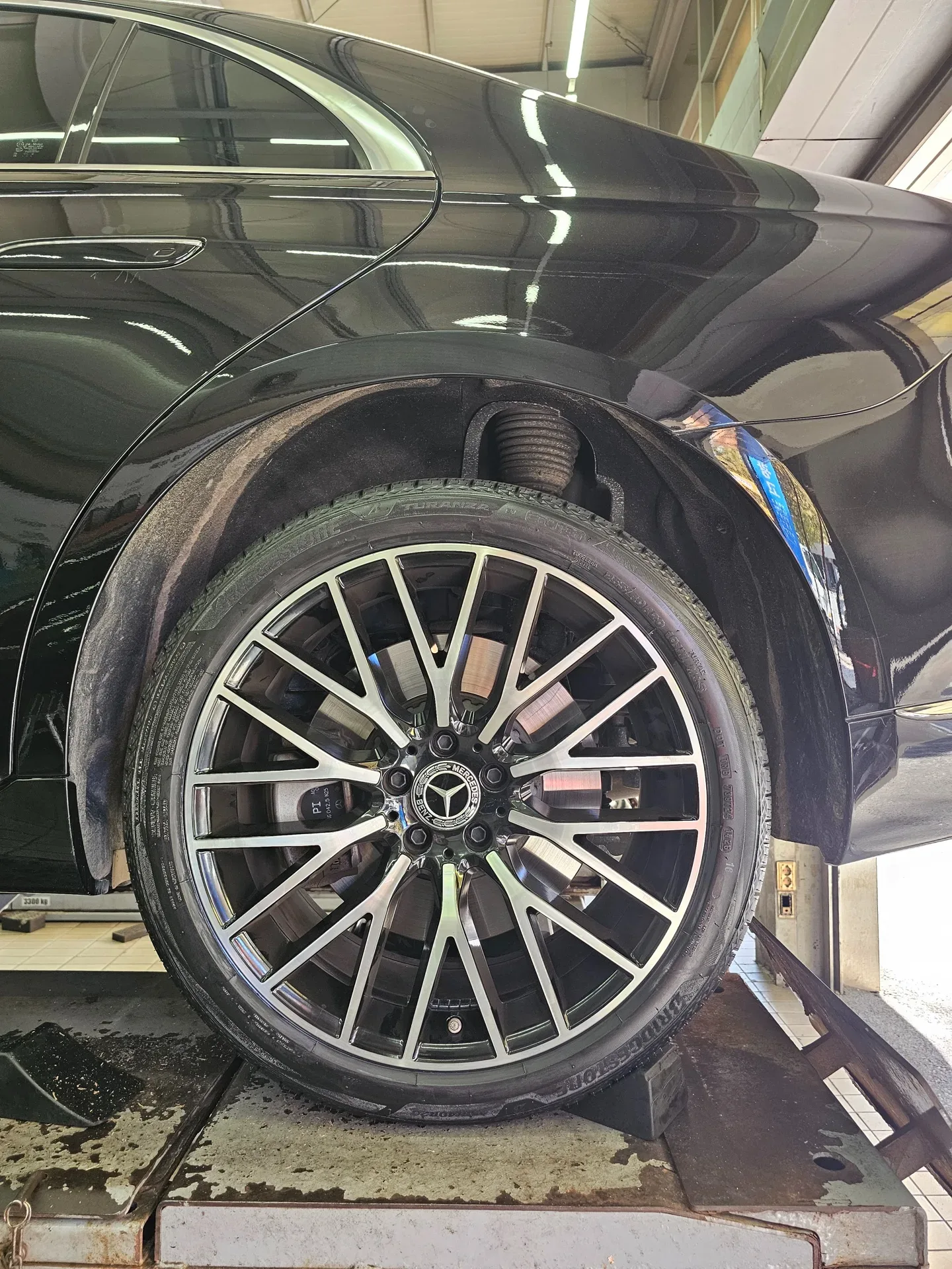 벤츠 S클래스 W223 255/40R20 장착을 마친 S클래스 뒷바퀴