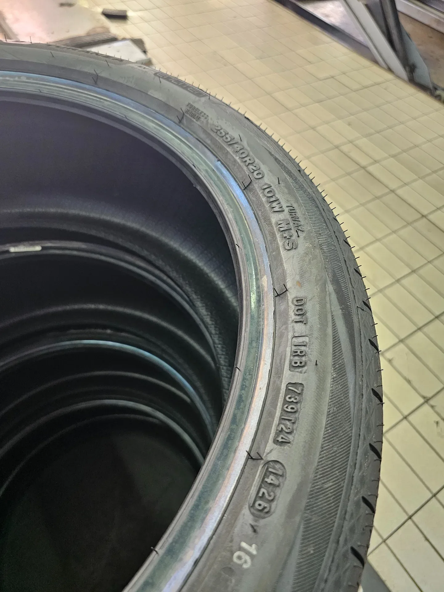 벤츠 S클래스 W223 255/40R20 옆면의 101W M+S 와 DOT 표기