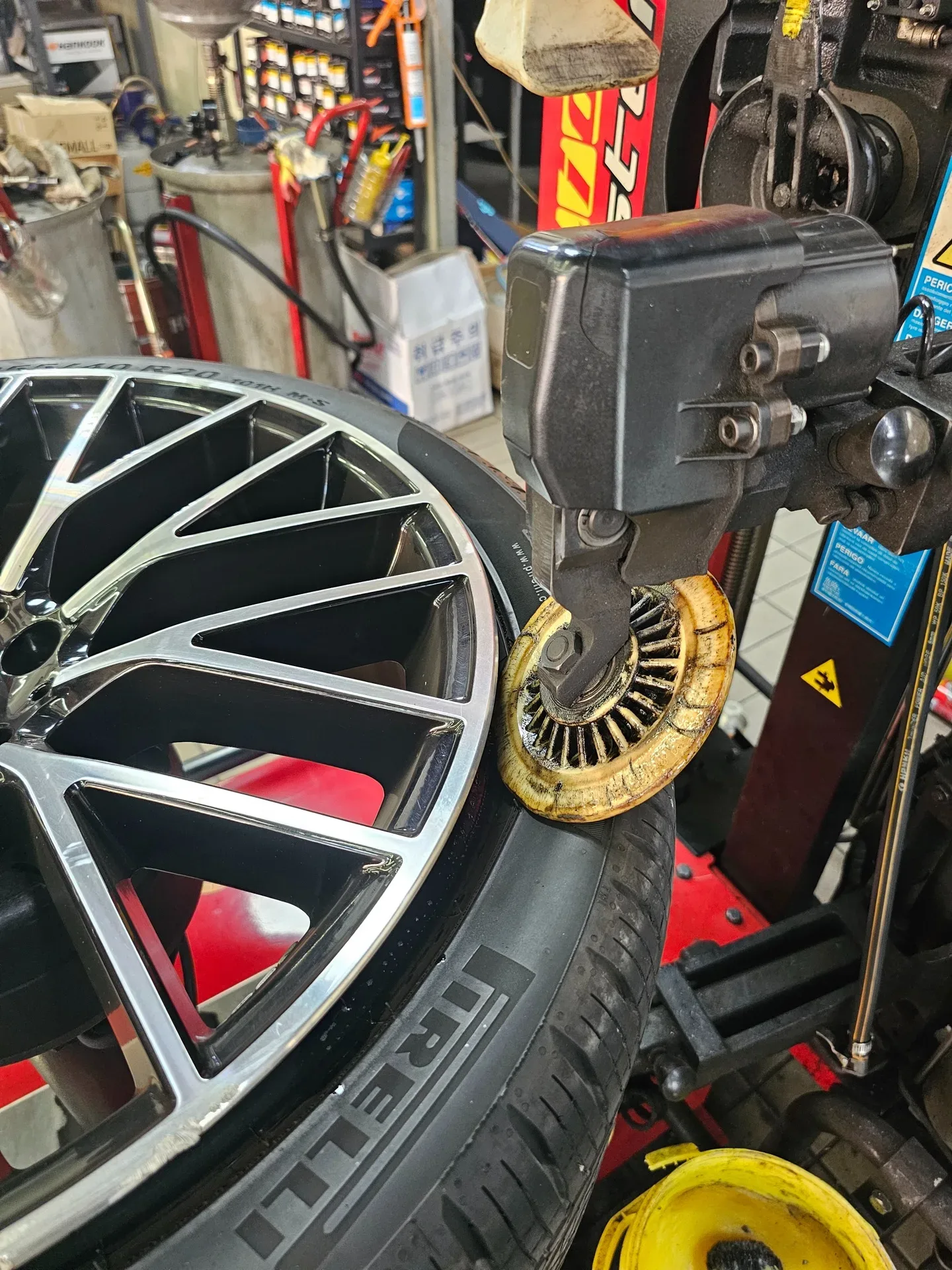 벤츠 S클래스 W223 255/40R20 탈착기에서 빼내는 피렐리 타이어