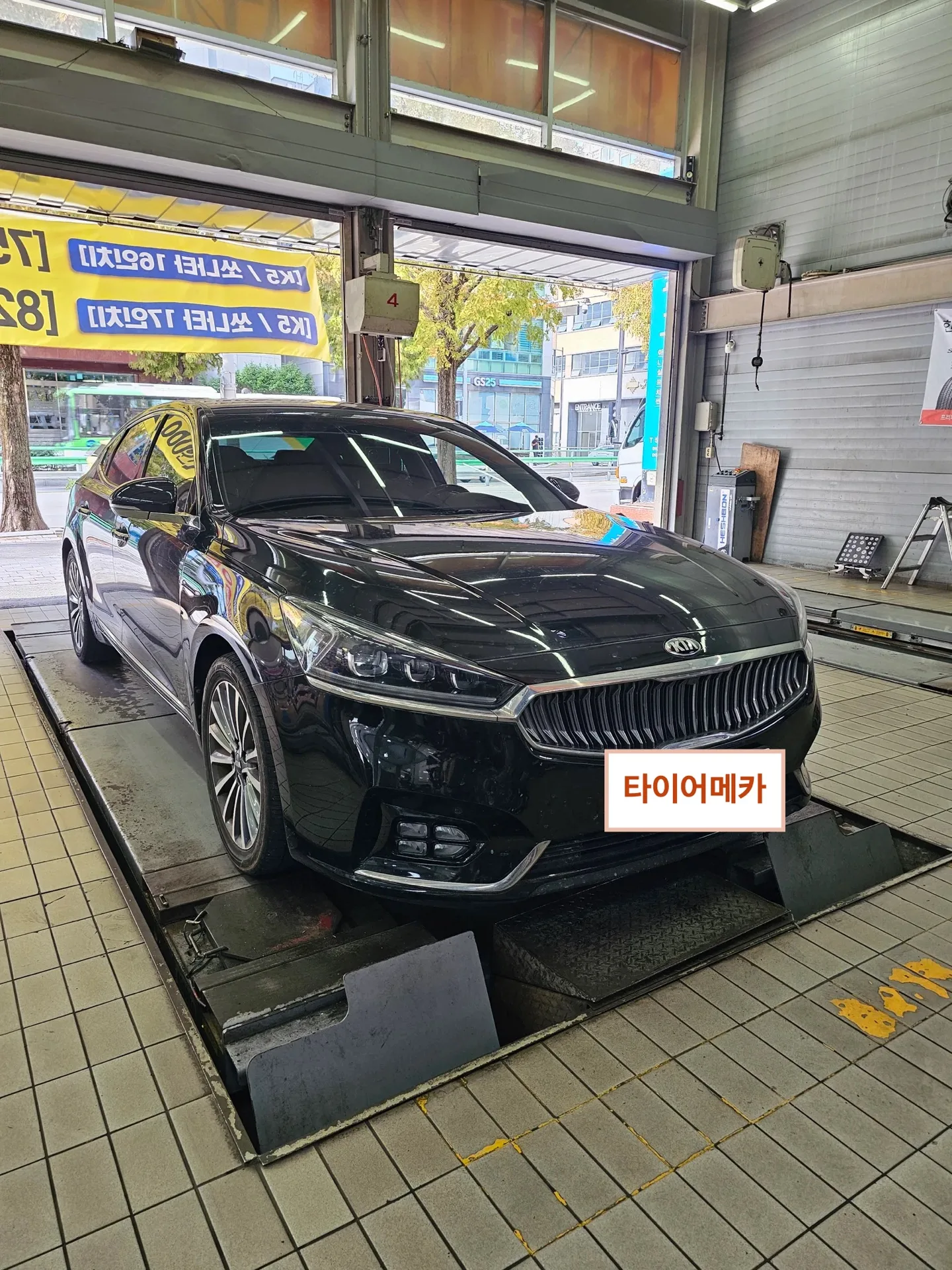 기아 K7 245/45R18 리프트에 올린 기아 K7 정면