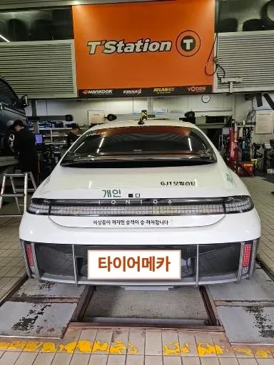 현대 아이오닉6 225/55R18 작업장에 들어온 아이오닉6 뒷모습