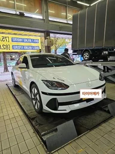 현대 아이오닉6 225/55R18 리프트에 올린 아이오닉6 택시 정면
