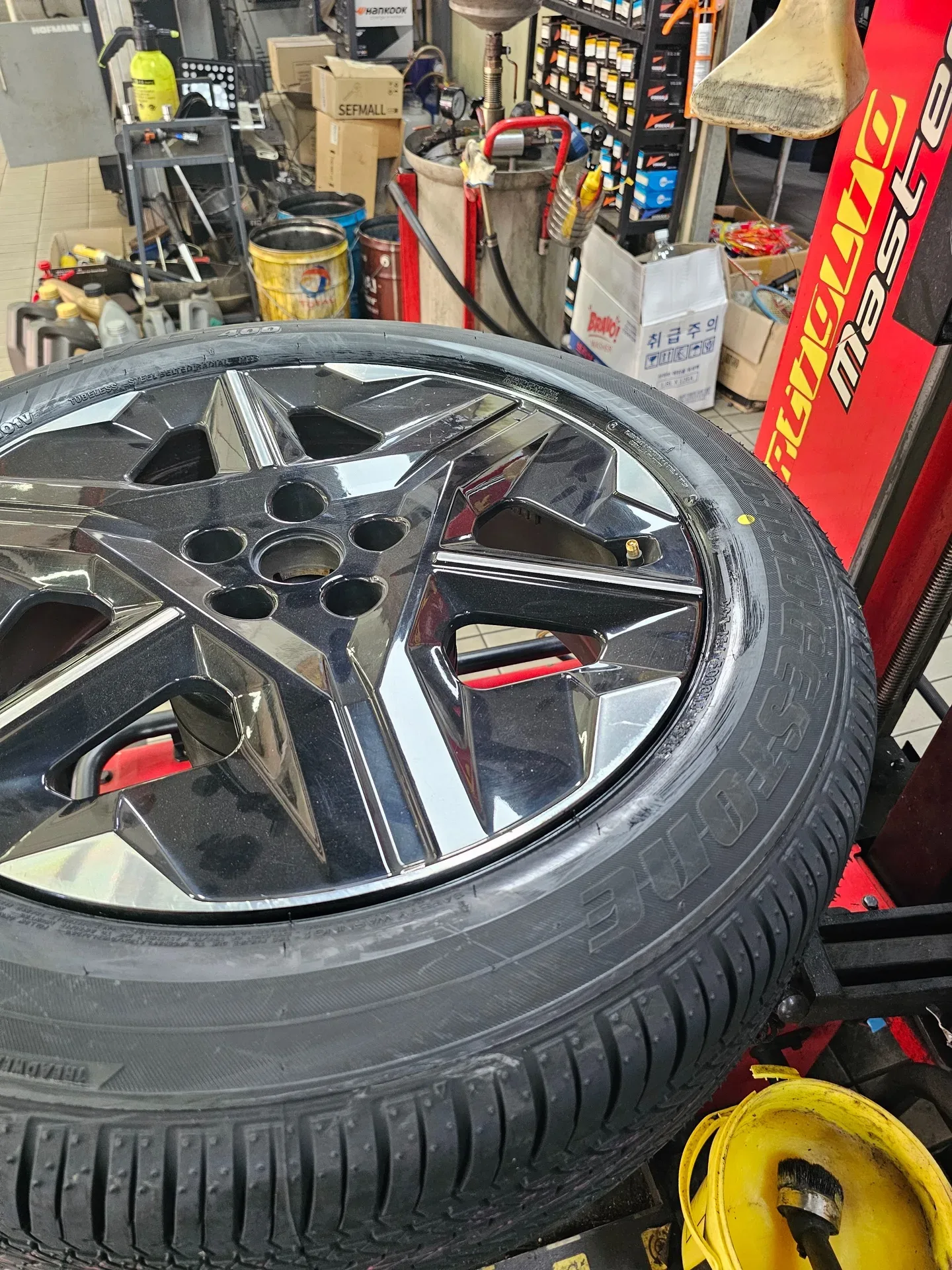 기아 EV6 235/55R19 새 타이어를 끼운 19인치 휠