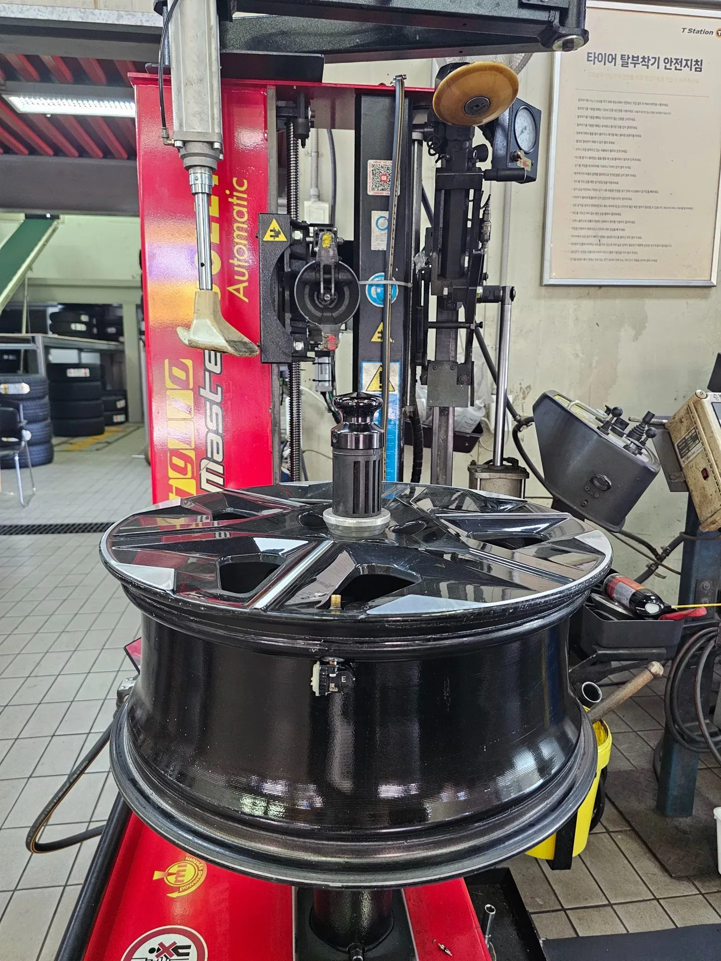 기아 EV6 235/55R19 타이어를 벗겨 낸 EV6 19인치 휠