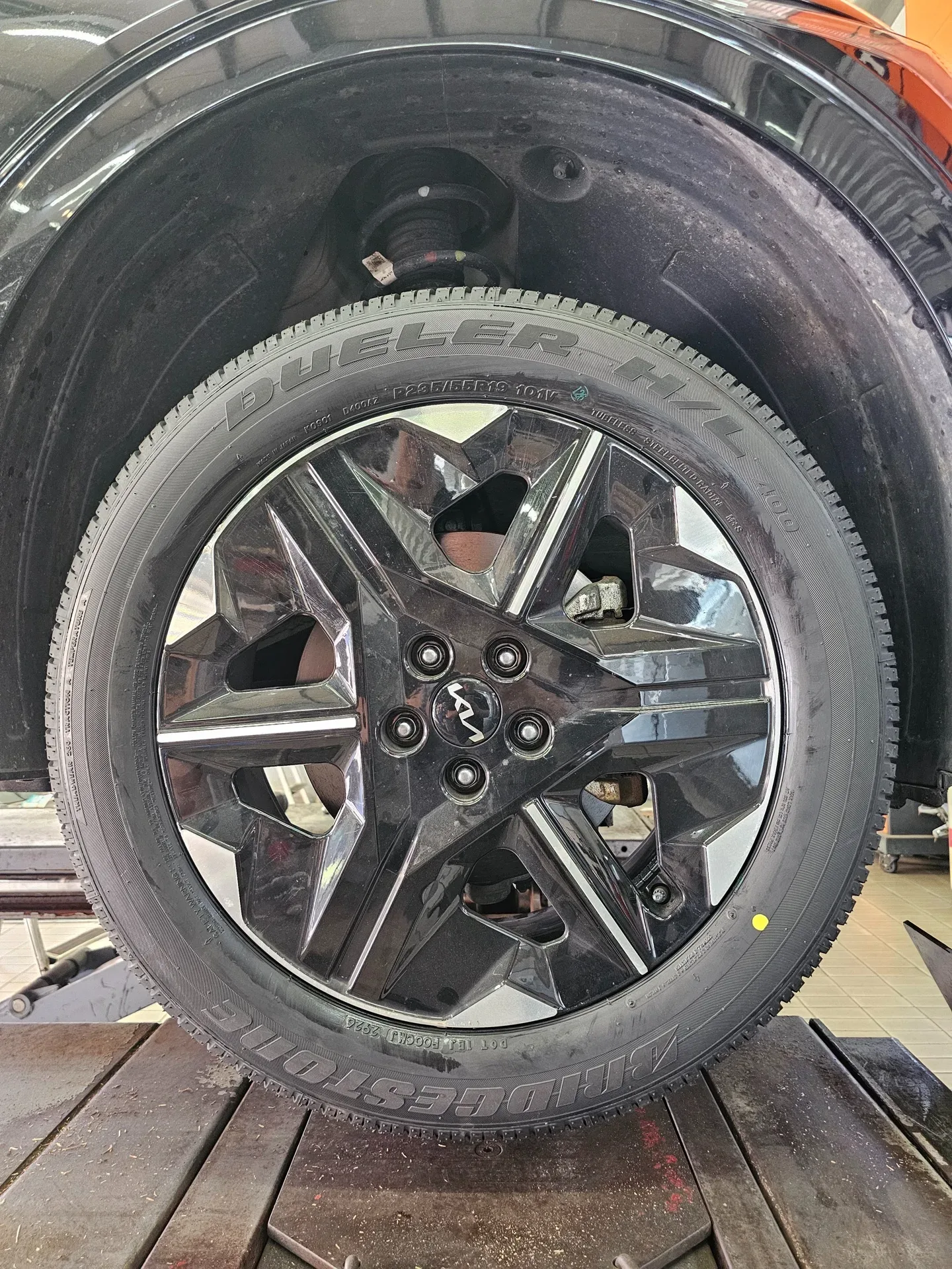 기아 EV6 235/55R19 장착을 마친 EV6 19인치 휠과 듀얼러 H/L