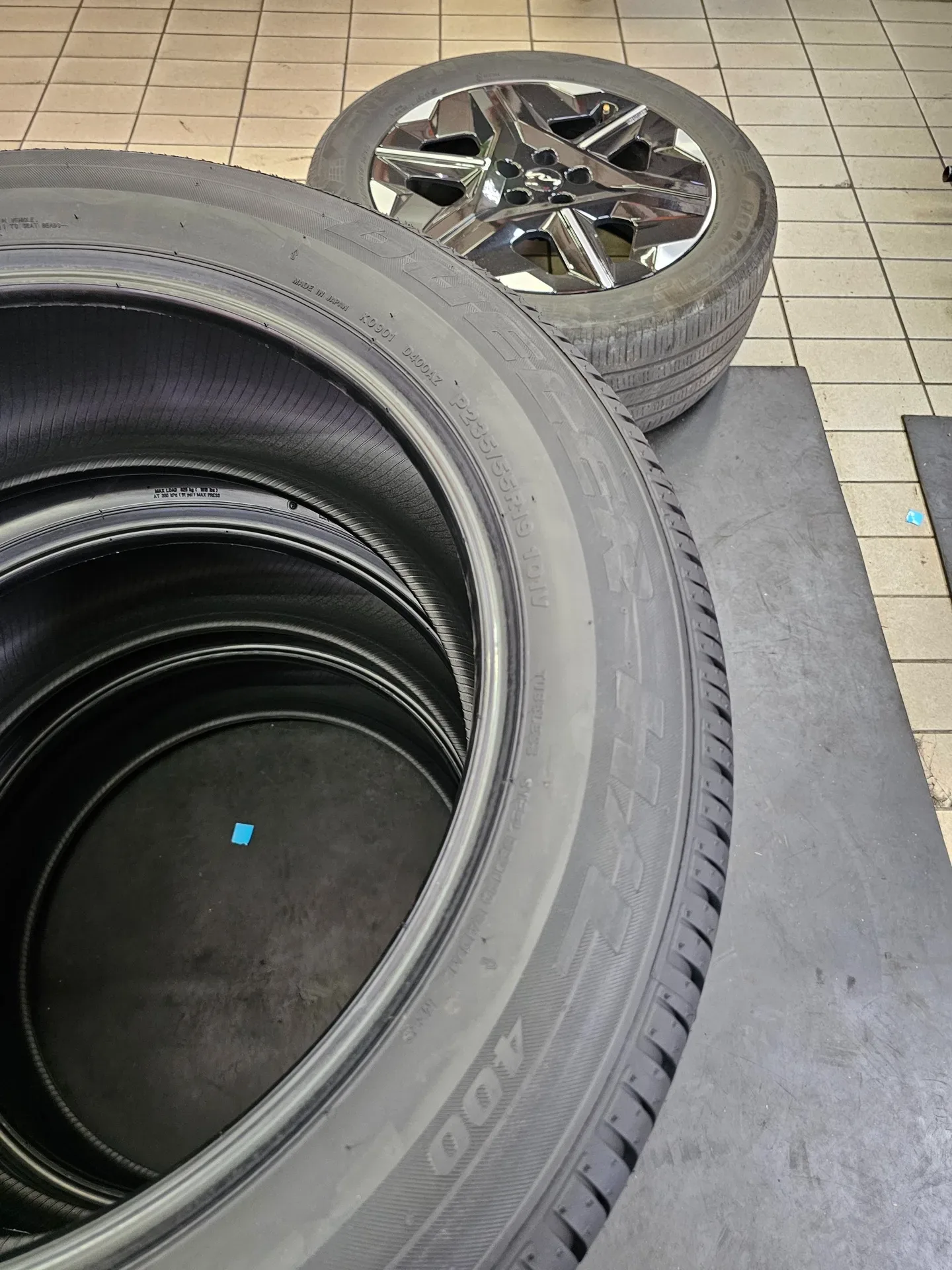 기아 EV6 235/55R19 새 타이어와 EV6 19인치 휠