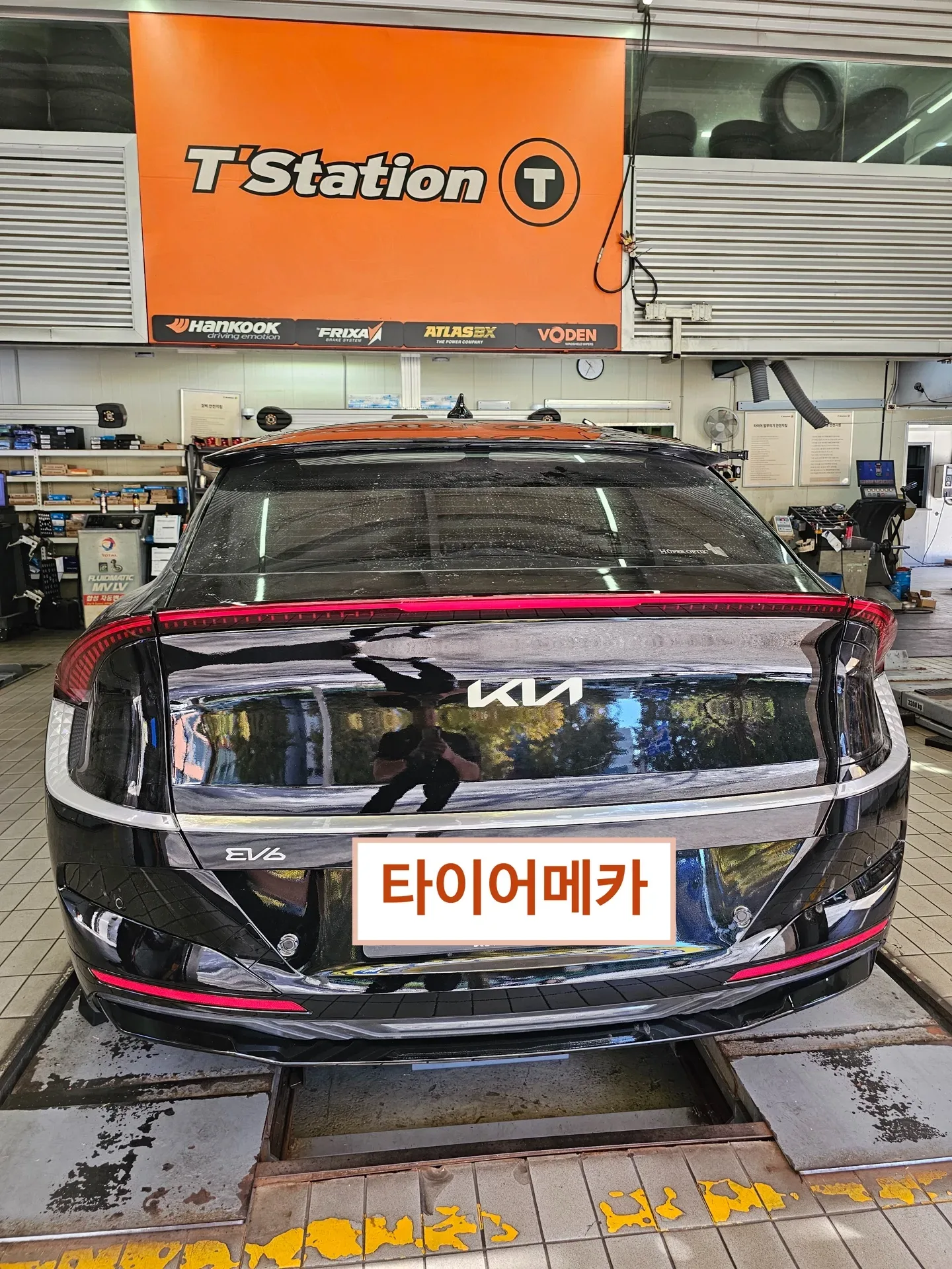 기아 EV6 235/55R19 리프트에 올린 기아 EV6 뒷모습
