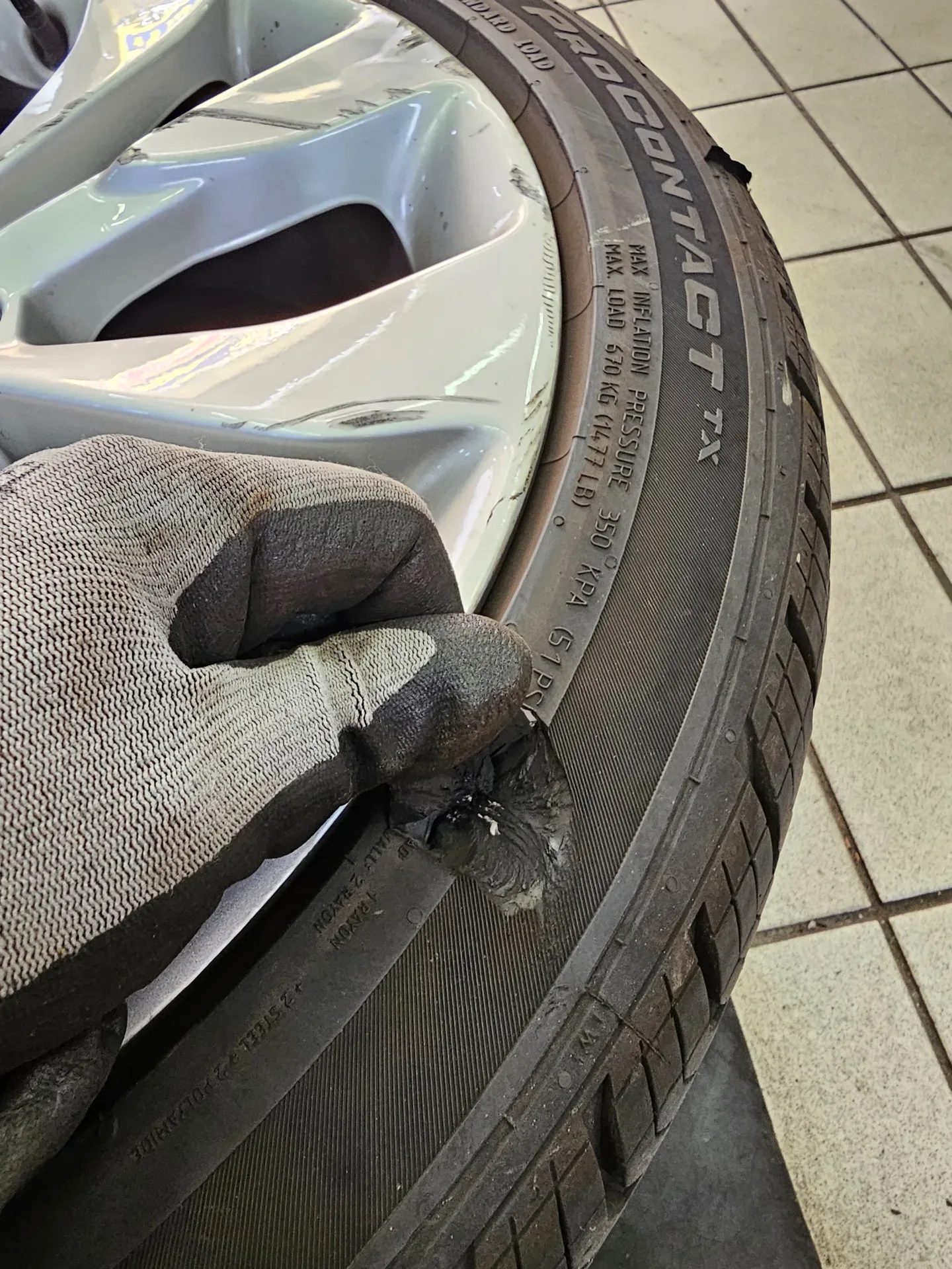 쉐보레 말리부 245/40R19 옆면이 찢어진 프로콘택 TX