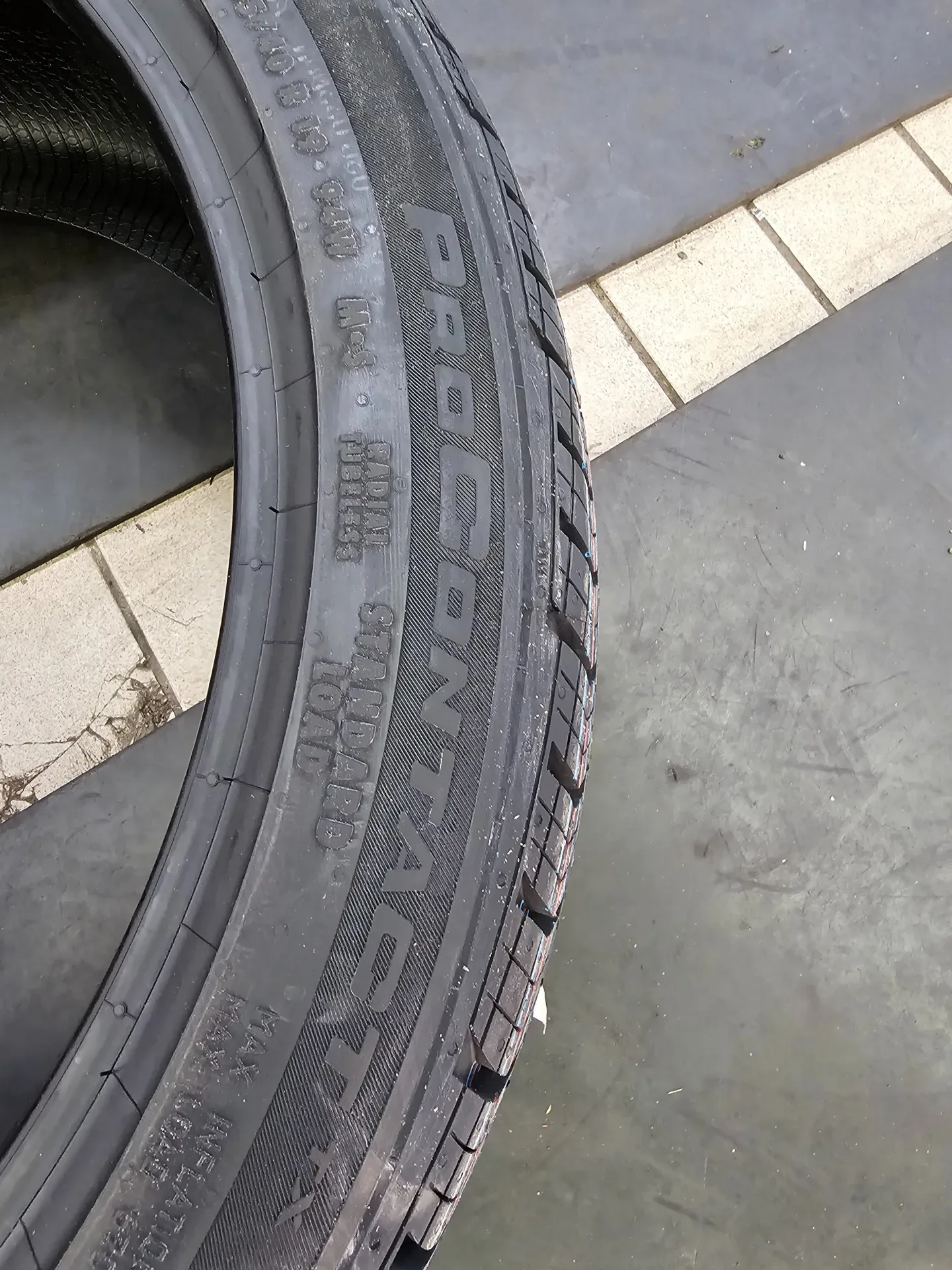 쉐보레 말리부 245/40R19 새 타이어 옆면 ProContact TX 각인
