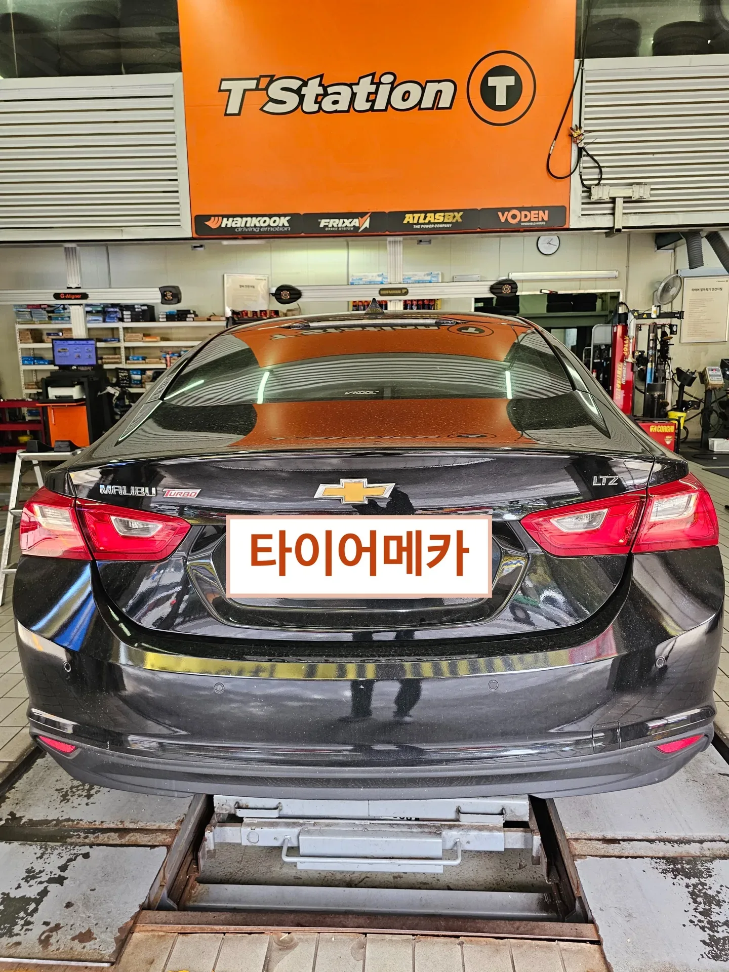 쉐보레 말리부 245/40R19 리프트에 올린 말리부 뒷모습