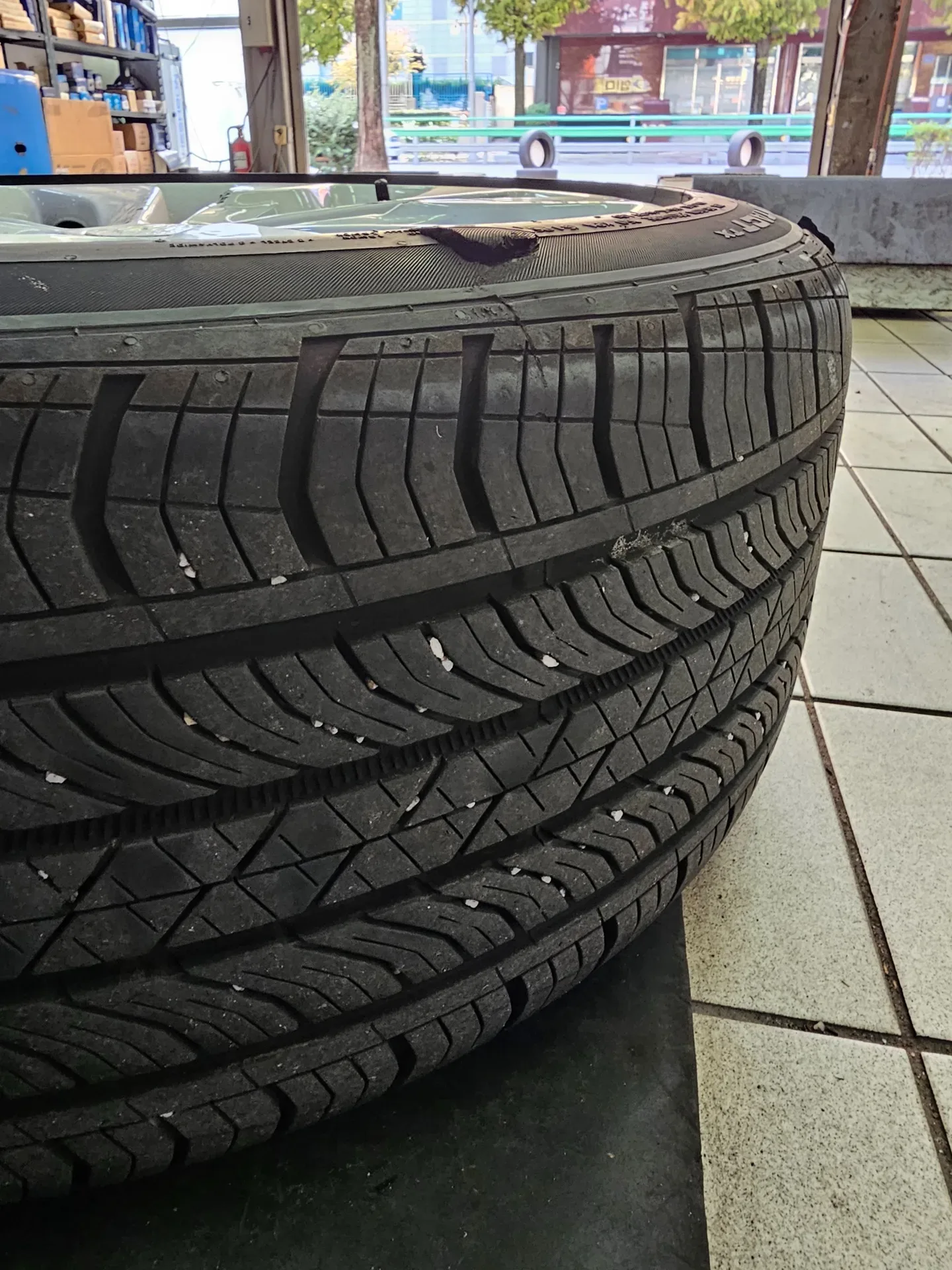 쉐보레 말리부 245/40R19 빼낸 타이어 접지면