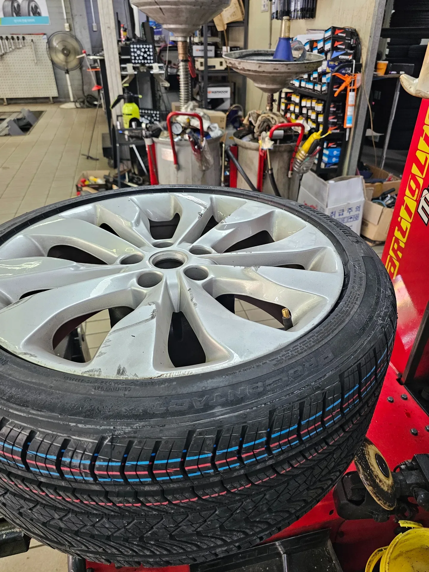 쉐보레 말리부 245/40R19 휠에 새 타이어를 끼우는 중
