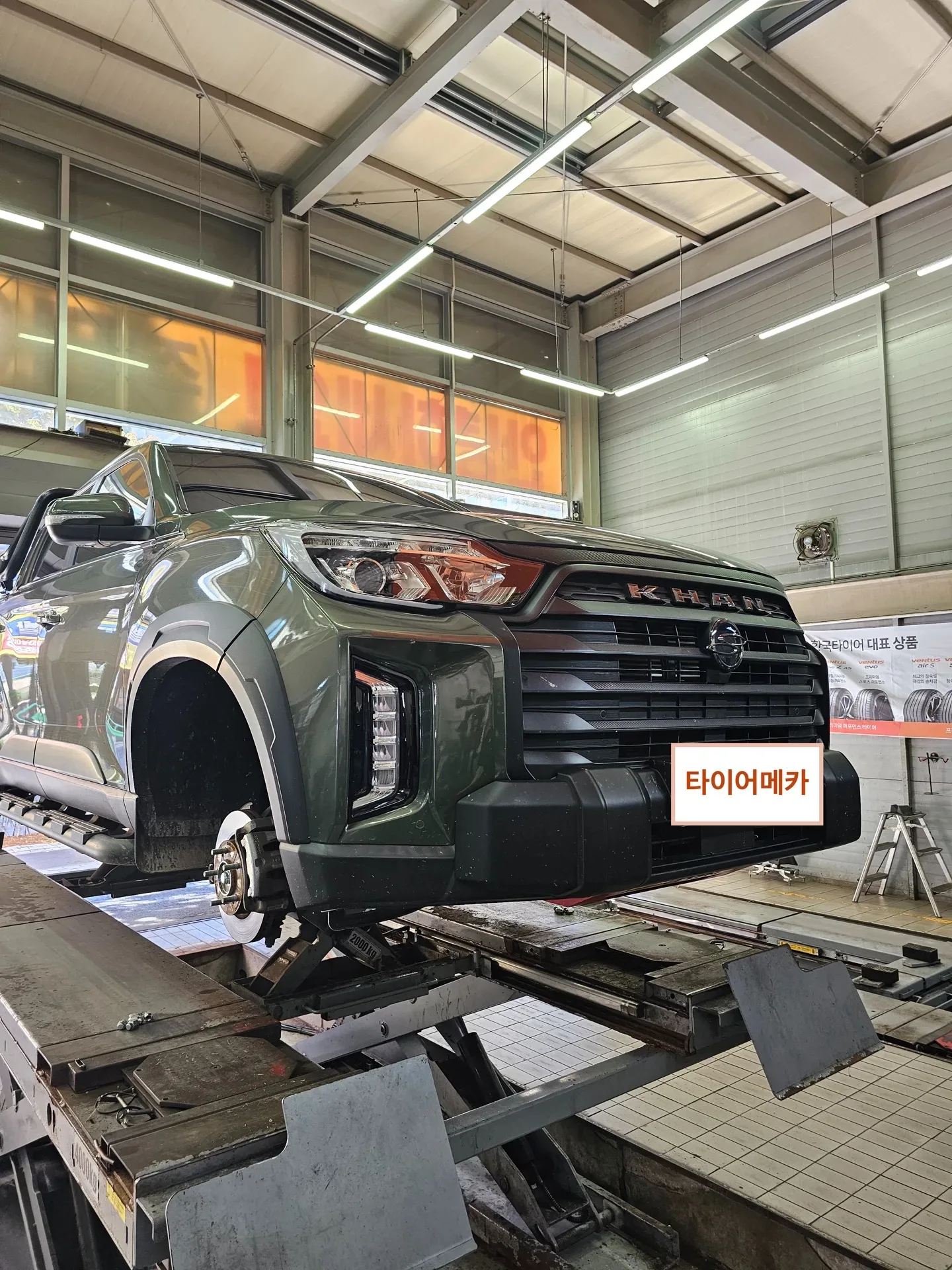 KGM 렉스턴 칸 255/50R20 리프트에 올린 렉스턴 칸 앞모습