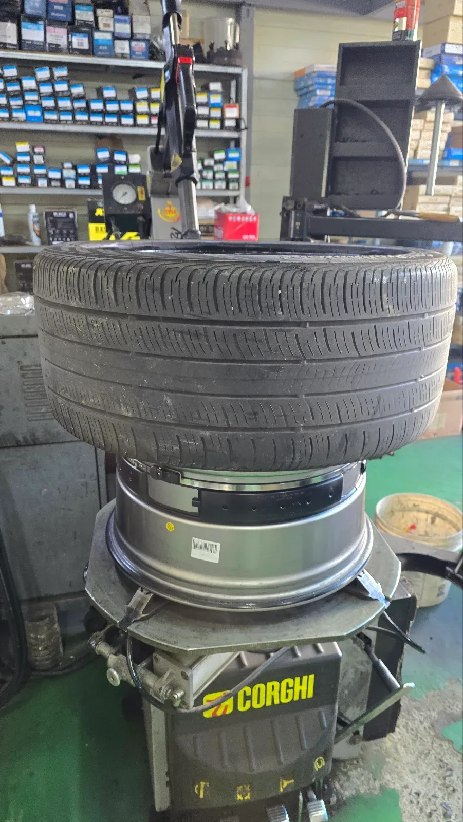 기아 K9 245/45R19 · 275/40R19 탈착기에 걸린 빼낸 타이어