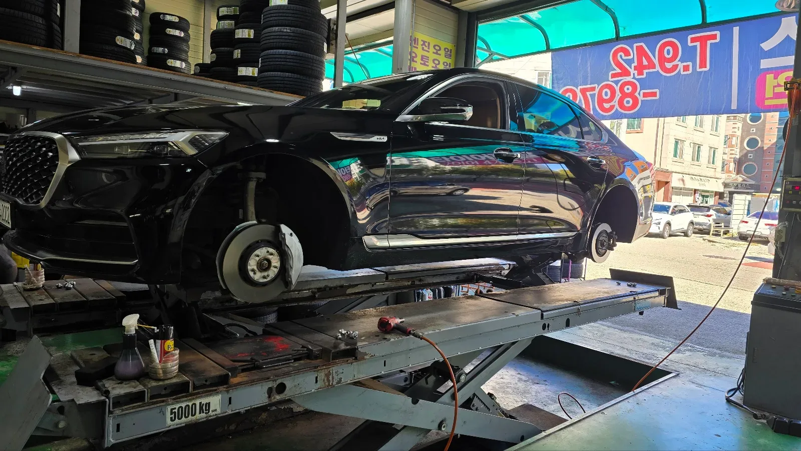 기아 K9 245/45R19 · 275/40R19 네 바퀴를 떼고 리프트에 올린 K9