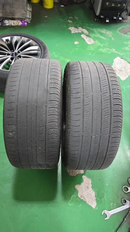 기아 K9 245/45R19 · 275/40R19 빼낸 타이어 2본 나란히