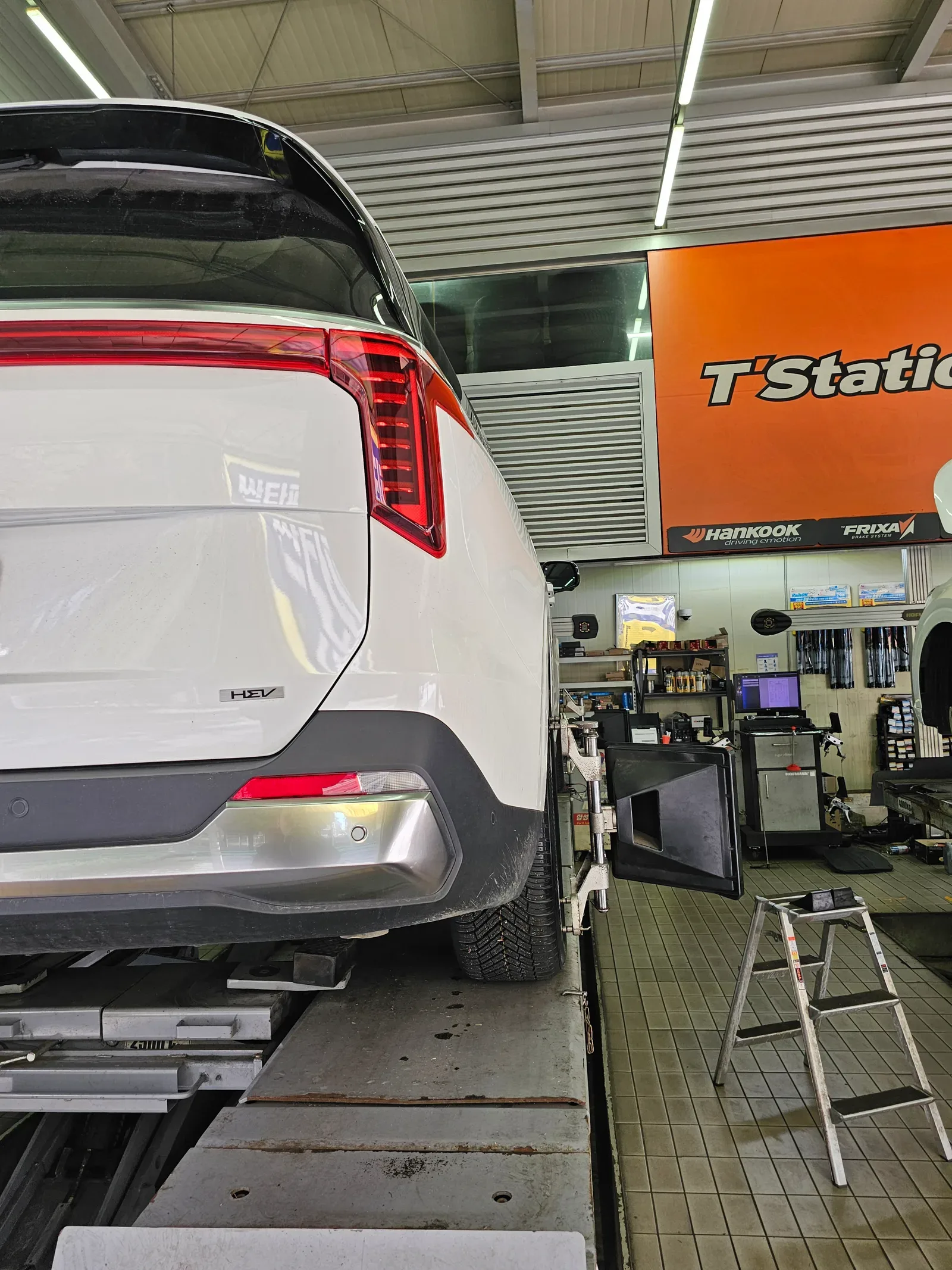 기아 카니발 KA4 235/55R19 리프트에 올린 카니발 KA4 뒷모습