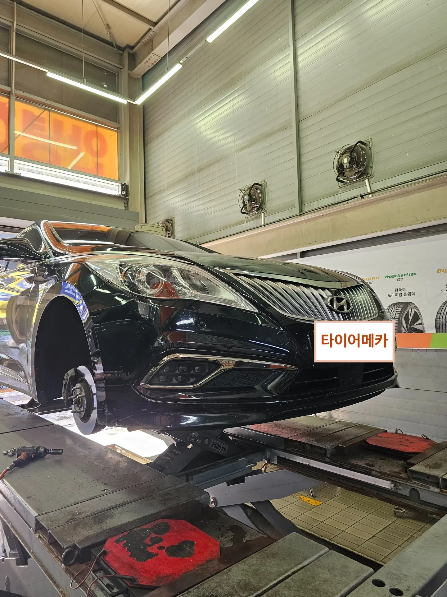 현대 그랜저 HG 245/45R18 바퀴를 떼고 리프트에 올린 그랜저 HG